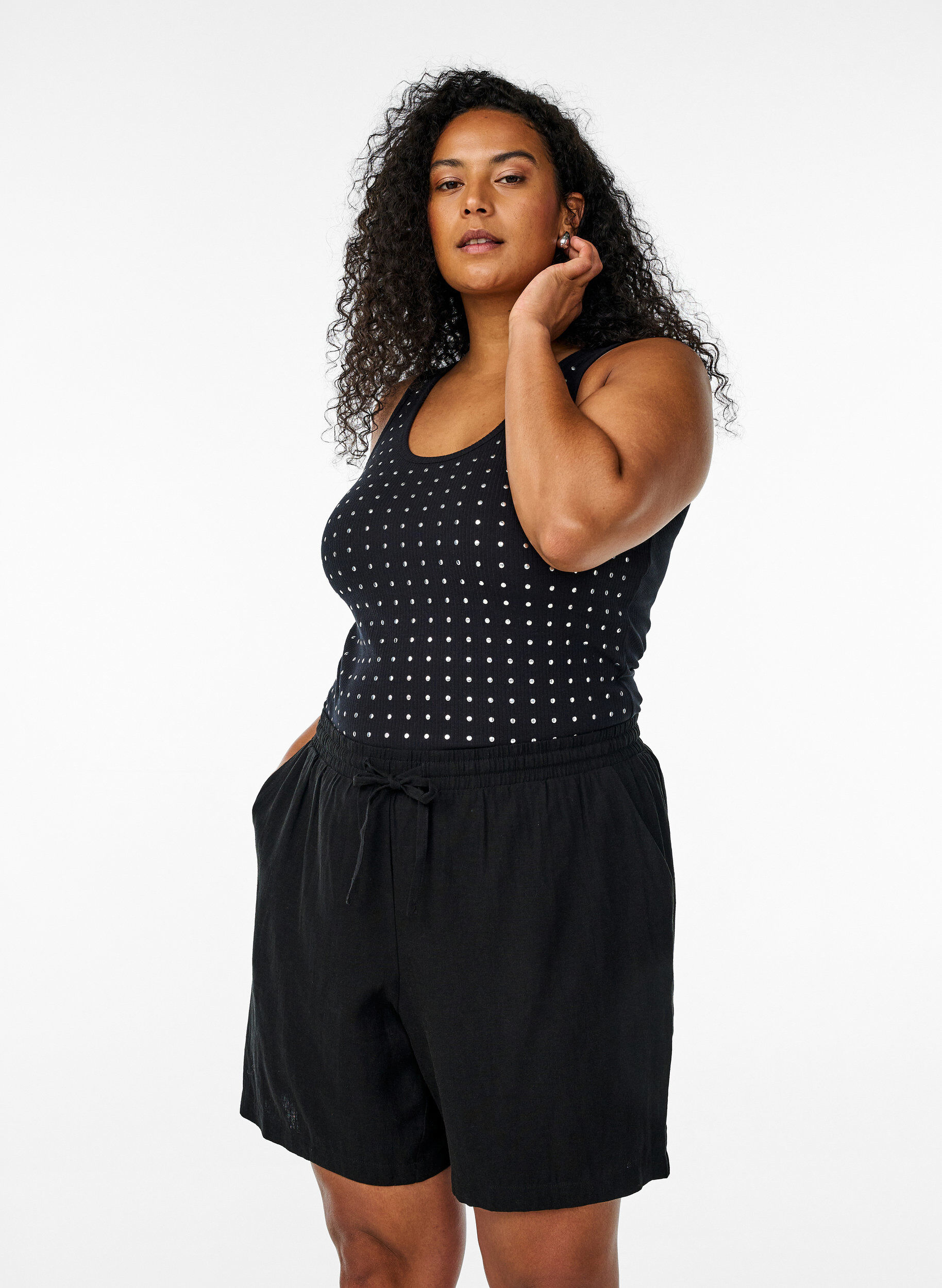 Zizzifashion Loose shorts in linen and viscose, Black, Model image number 0