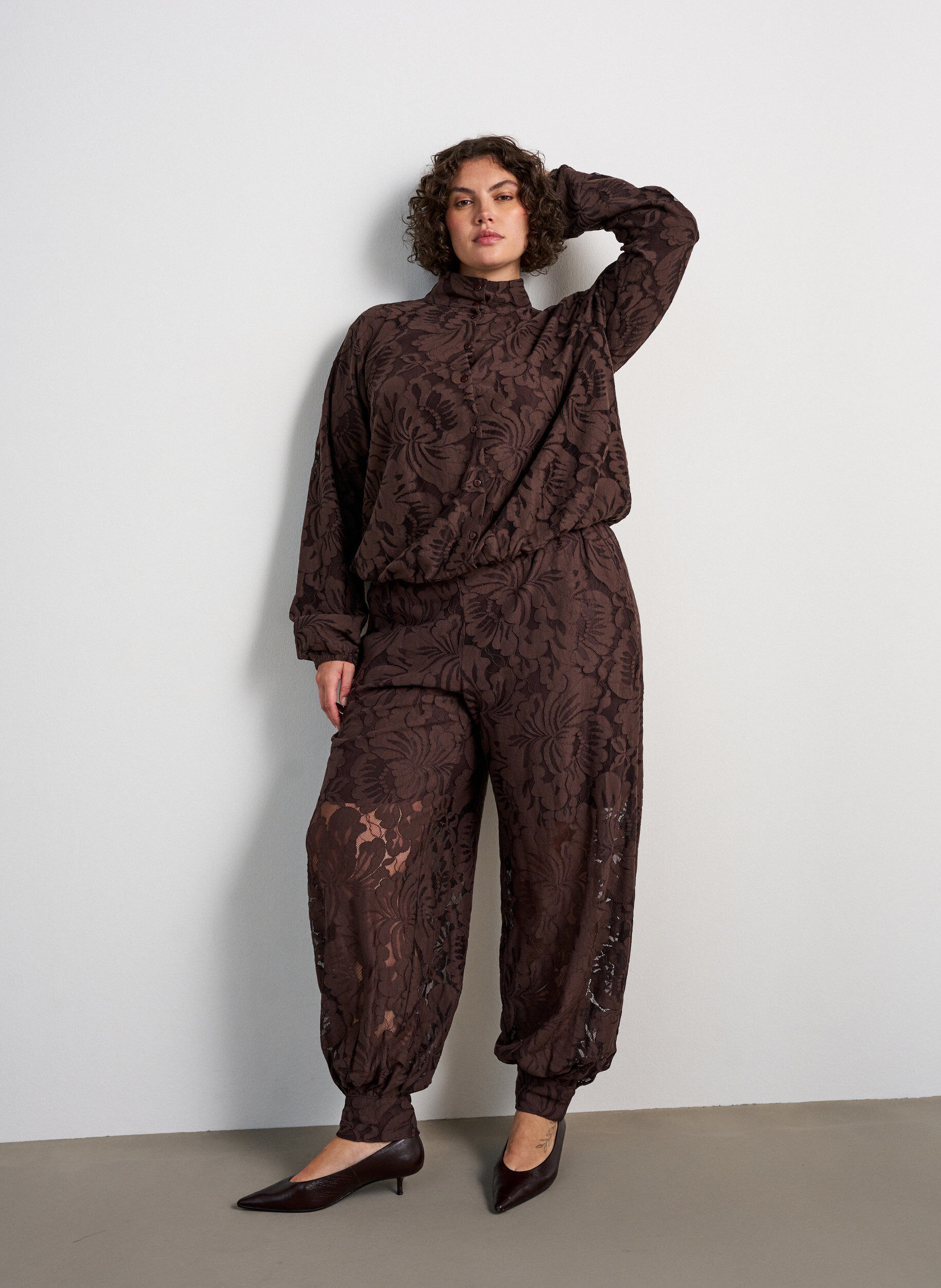 Lace balloon trousers with inner shorts, Brown, Model