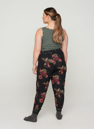 Floral pyjama trousers in viscose, Black AOP Flower, Model image number 1