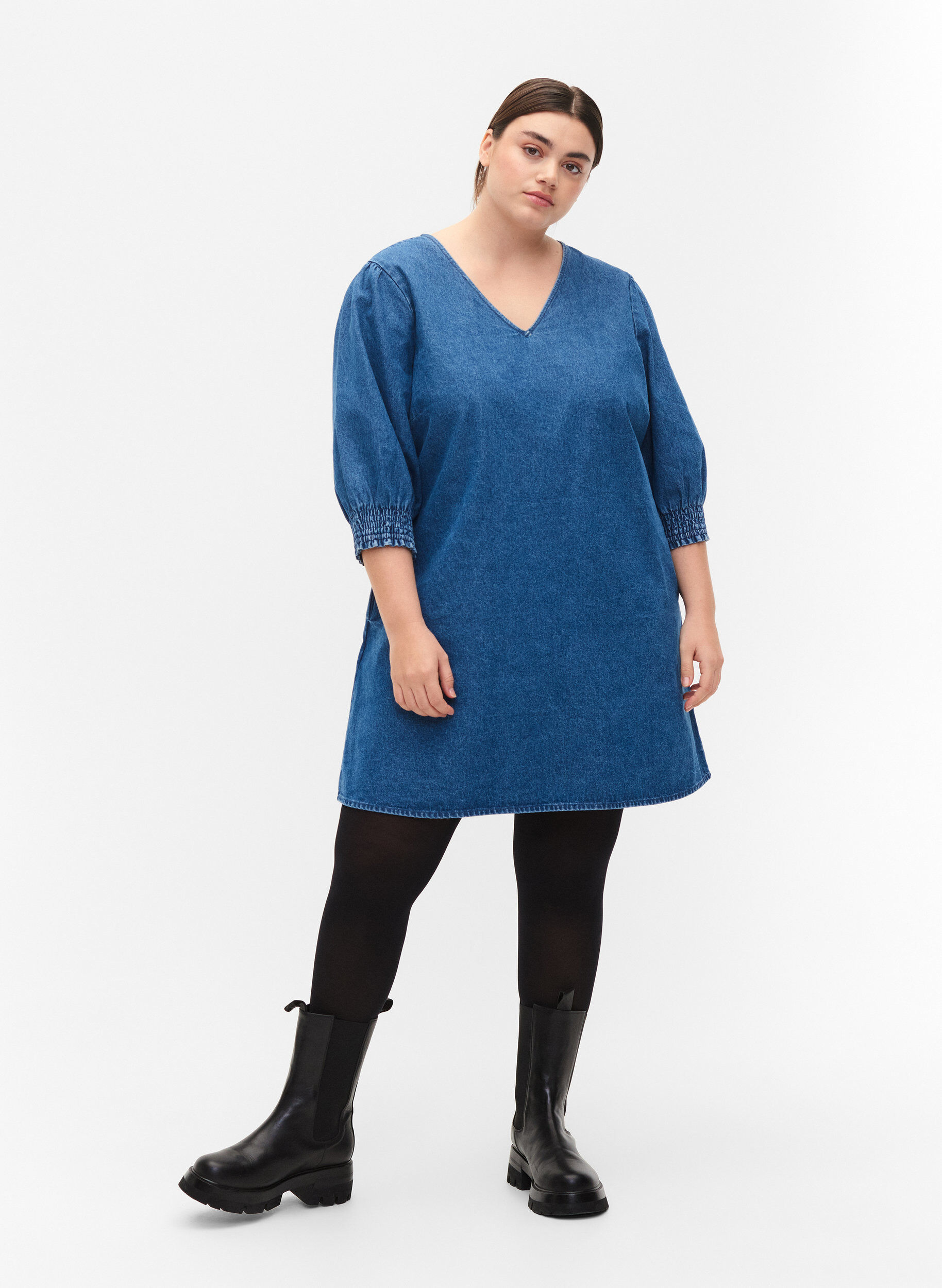 Zizzifashion Tunic in denim with v neck, Medium Blue Denim, Model image number 2