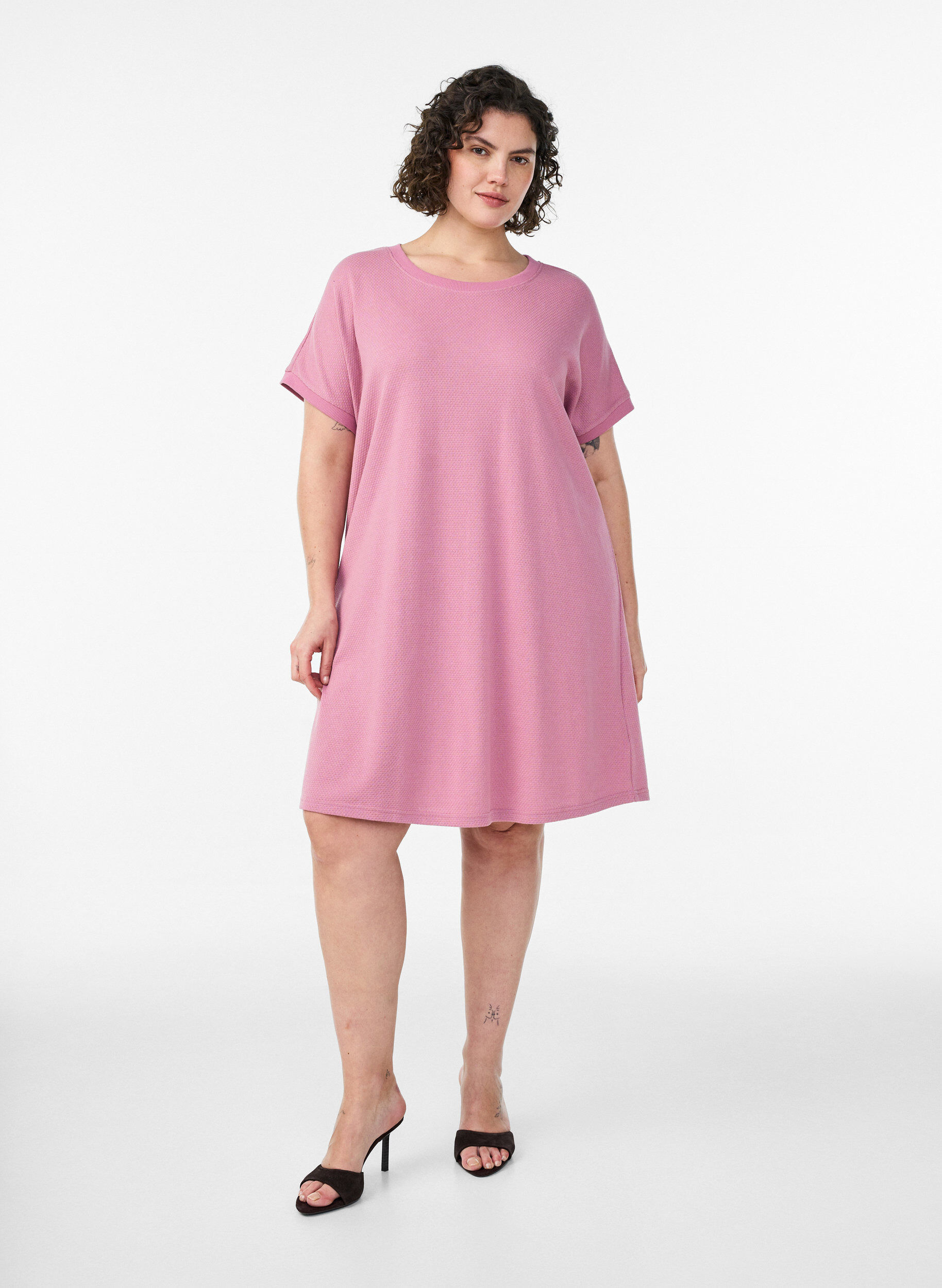 Zizzifashion Short textured jersey dress with a round neck, Rose, Model image number 1