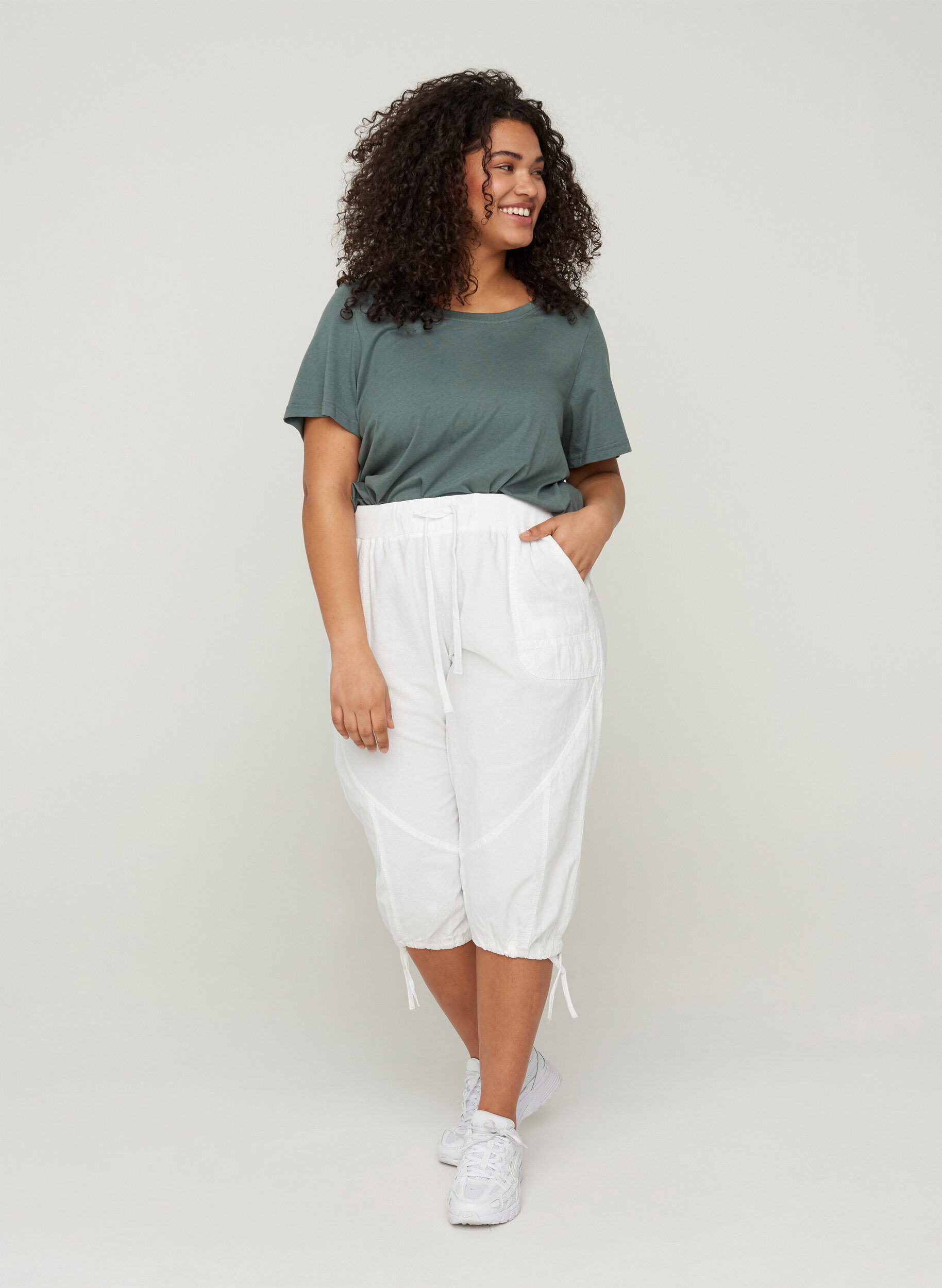 Loose cropped trousers in cotton, White, Model