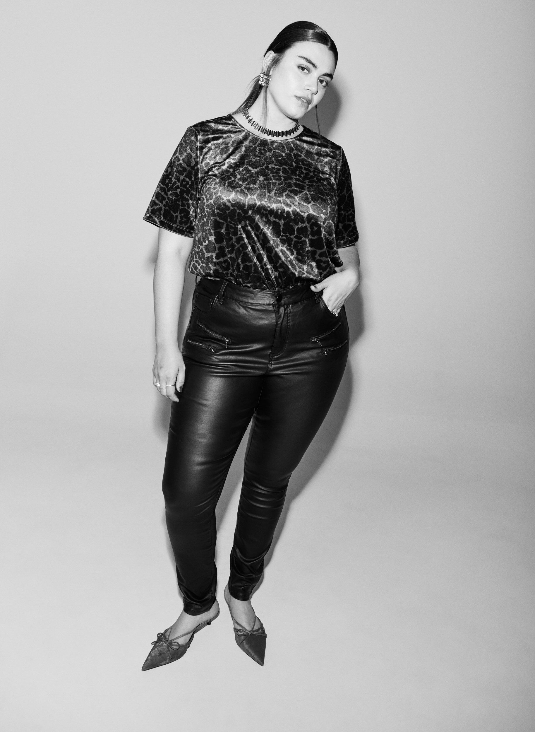 Zizzifashion Coated Amy jeans with zipper detail, Black, Image image number 0