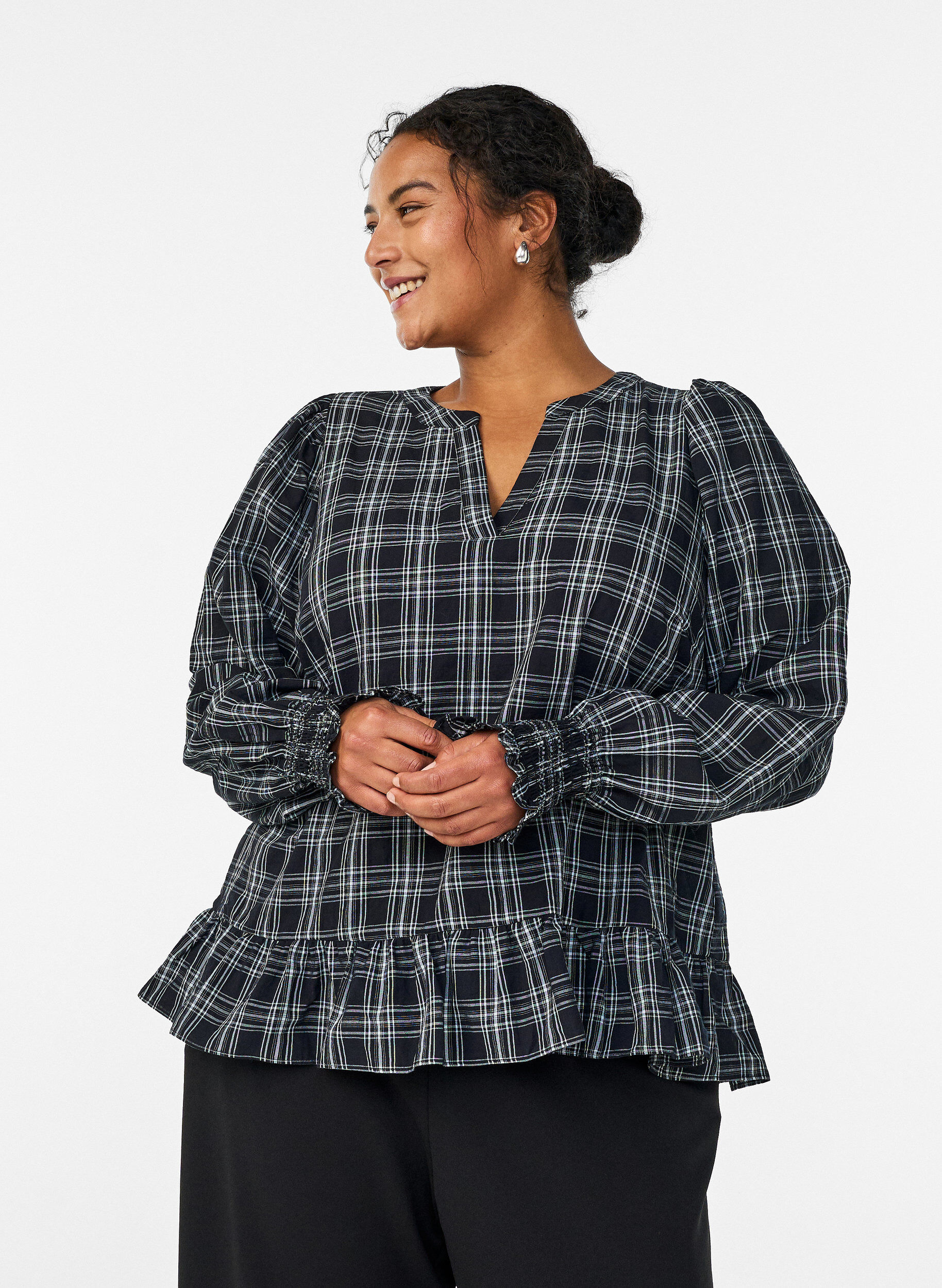 Blouse with checks and ruffle details, Black, Model