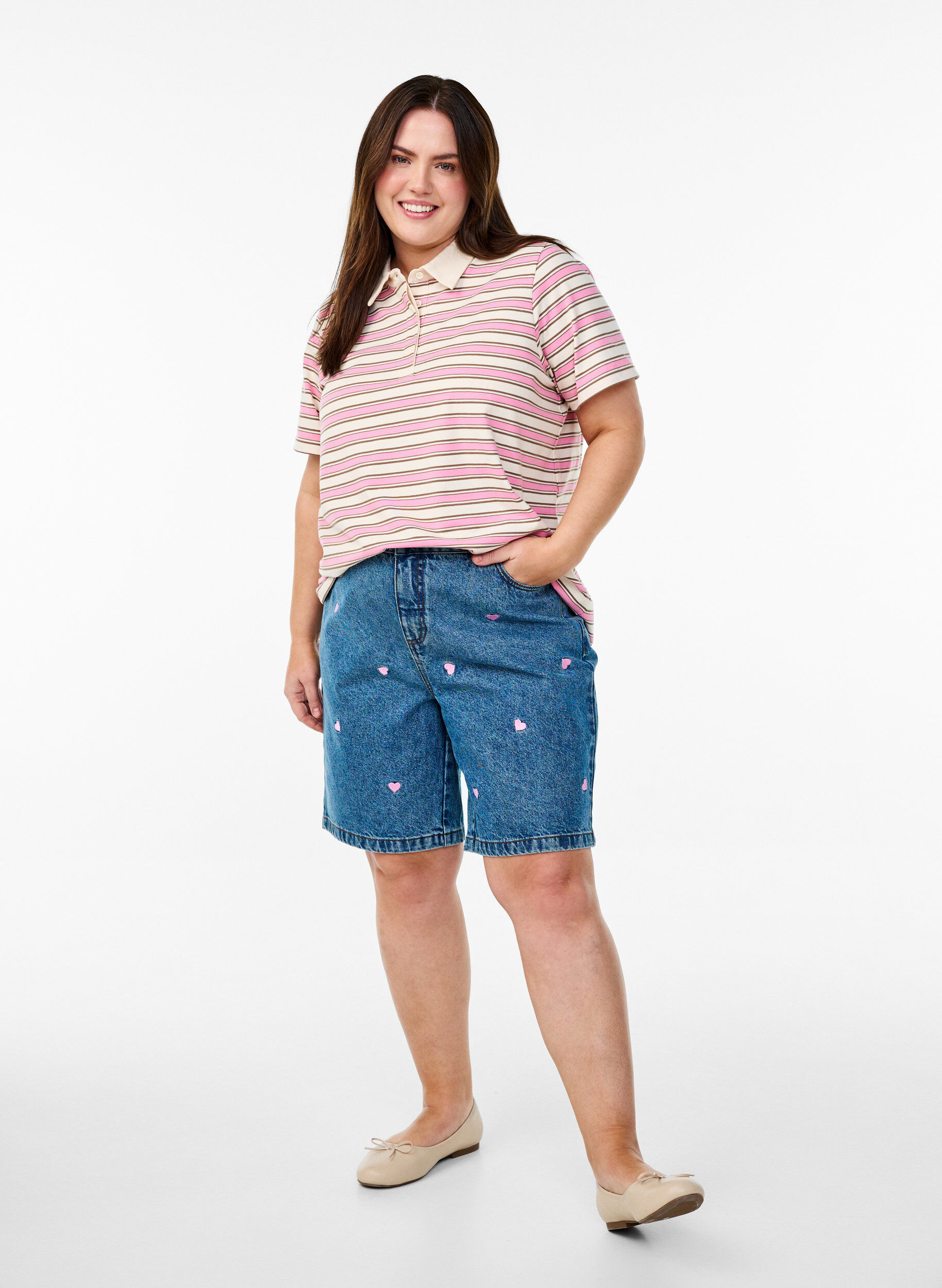 Zizzifashion High-waist denim shorts with embroidered hearts, Light Blue, Model image number 1