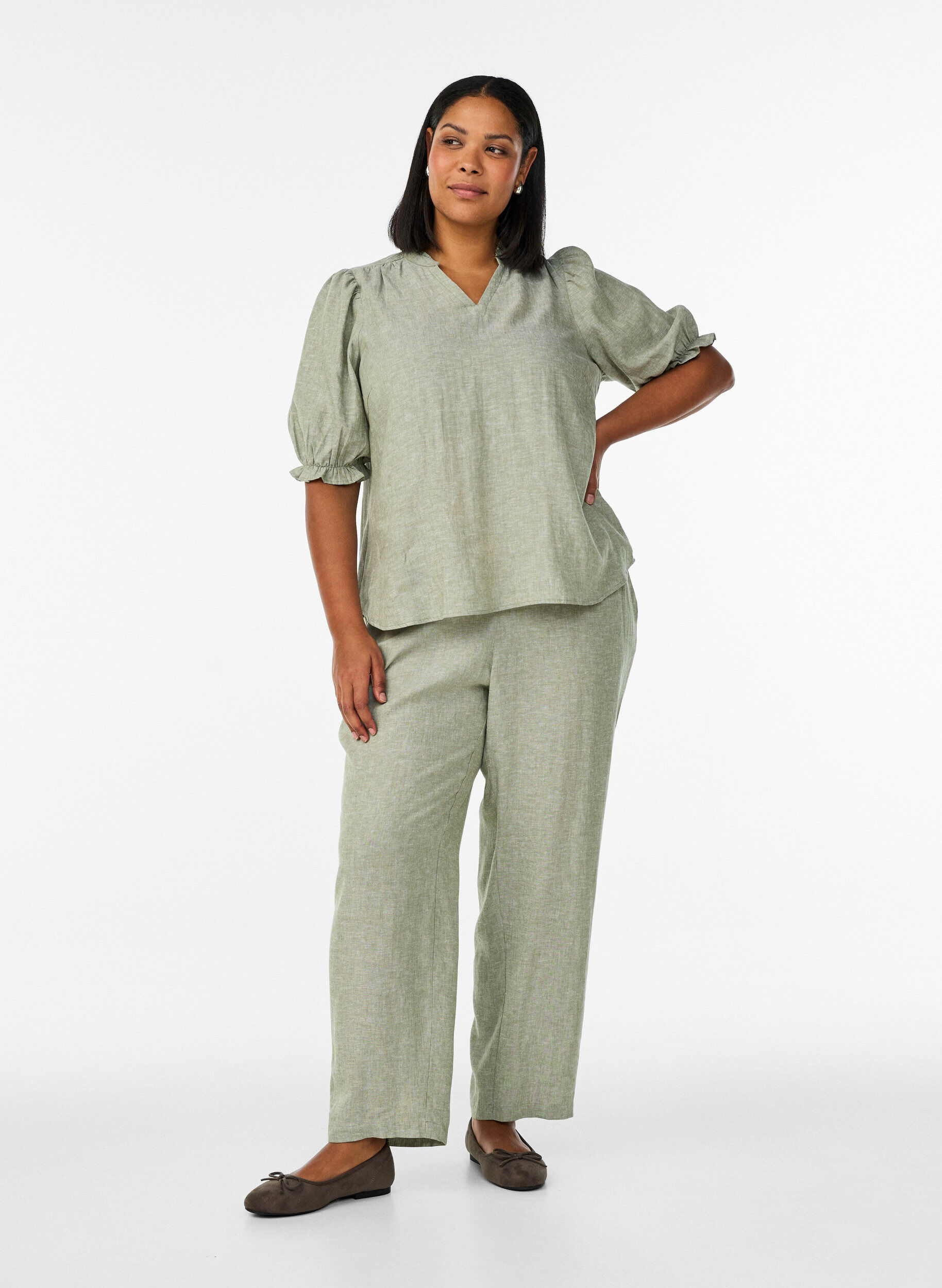 Loose trousers in linen and viscose, Green, Model