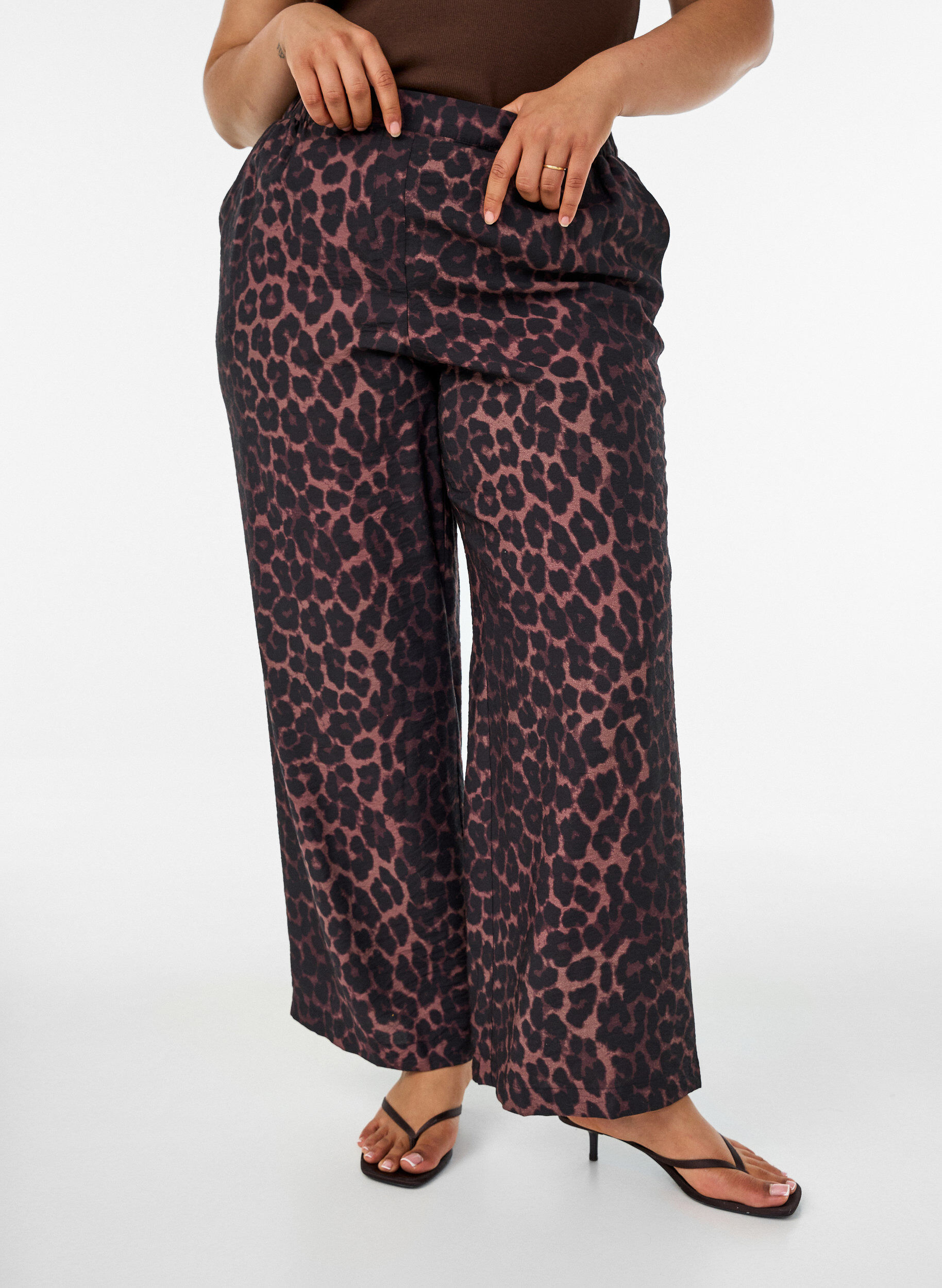 Zizzifashion Viscose trousers with an elasticated waist and straight legs, Brown, Model image number 2