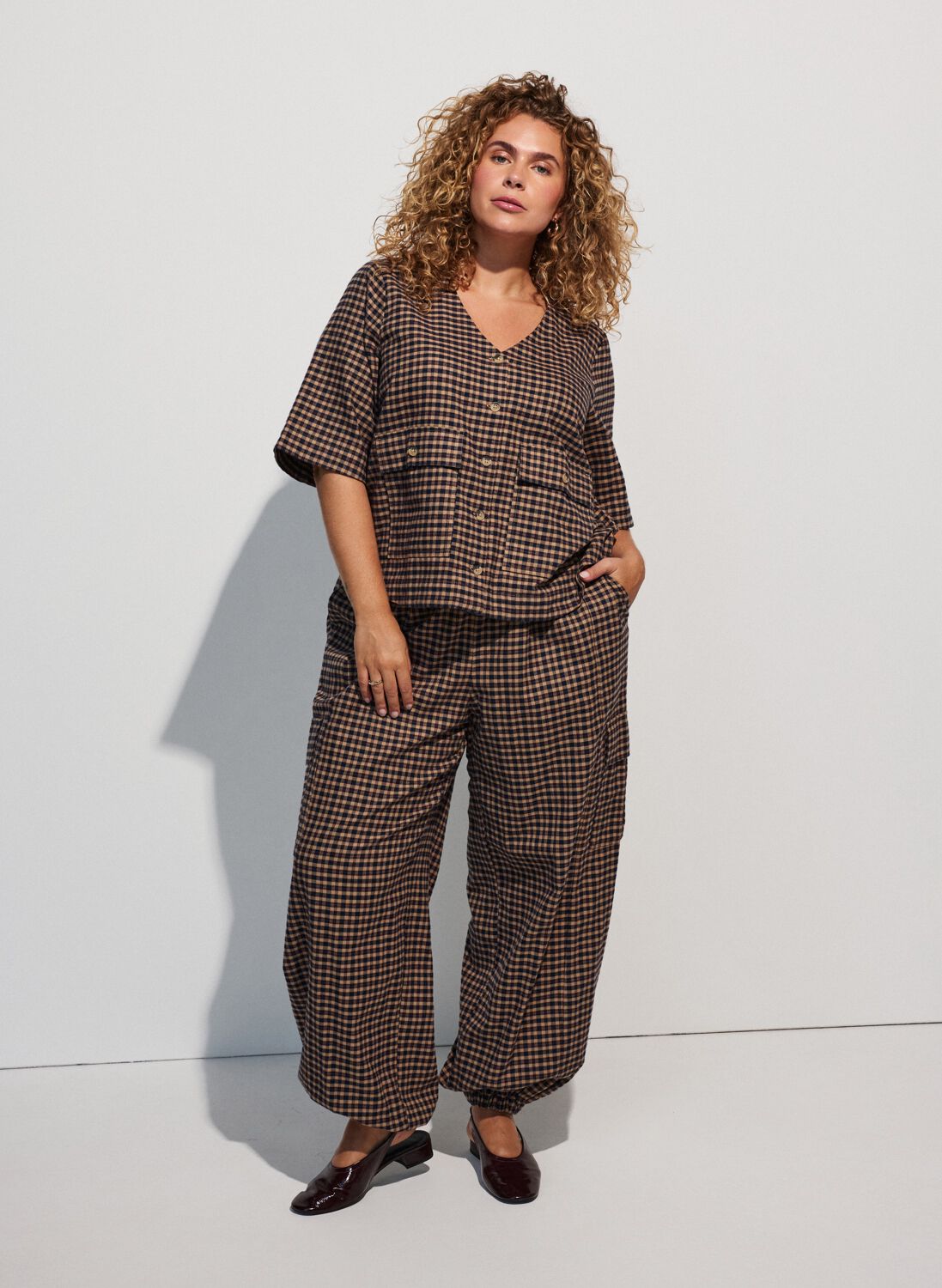 ZizzifashionRelaxed checked overall look, , Model