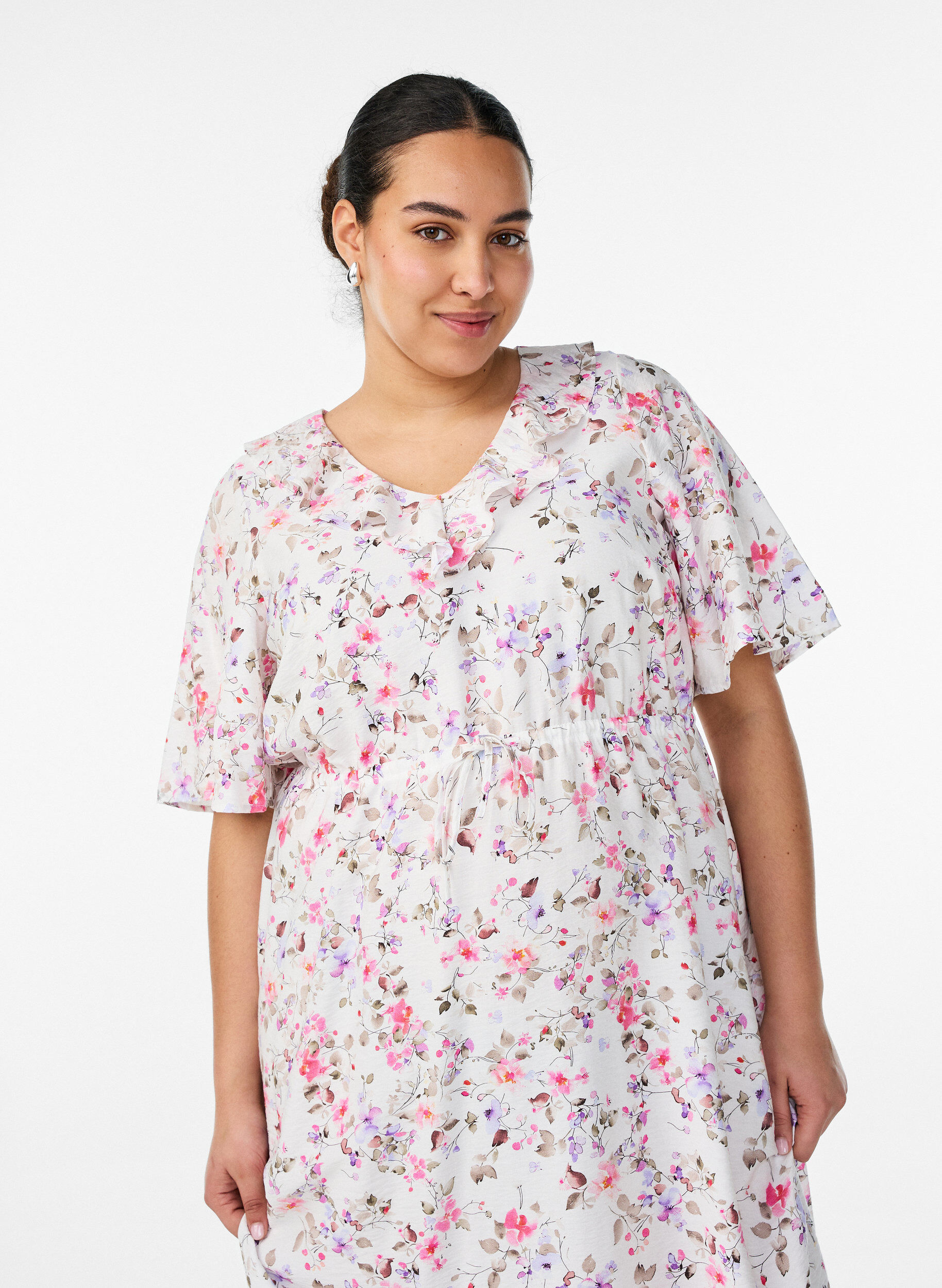 Zizzifashion Viscose midi dress with a floral print and ruffle collar, Vanilla, Model image number 2