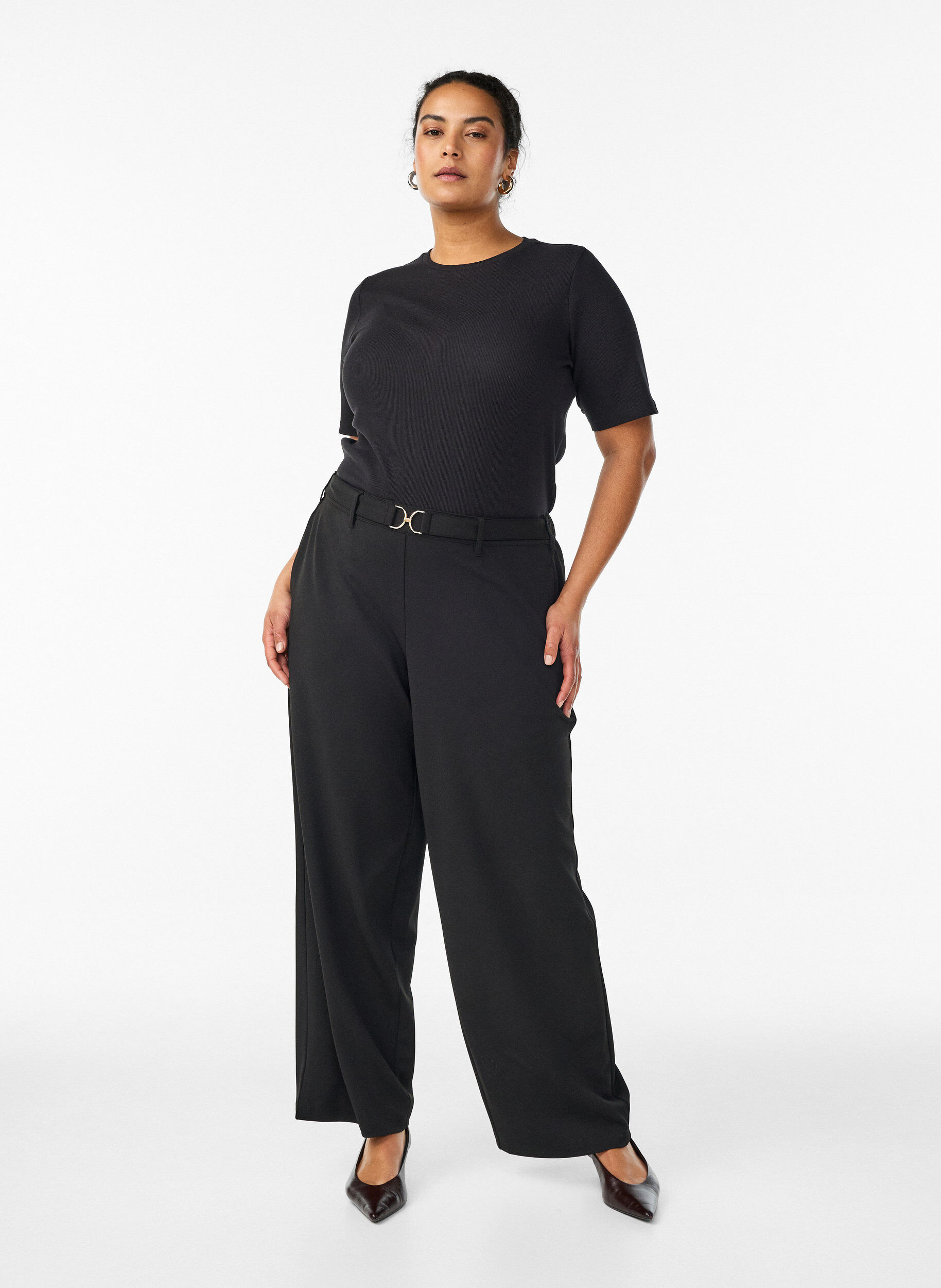 High-waisted trousers with belt detail and gold buckle, Black, Model