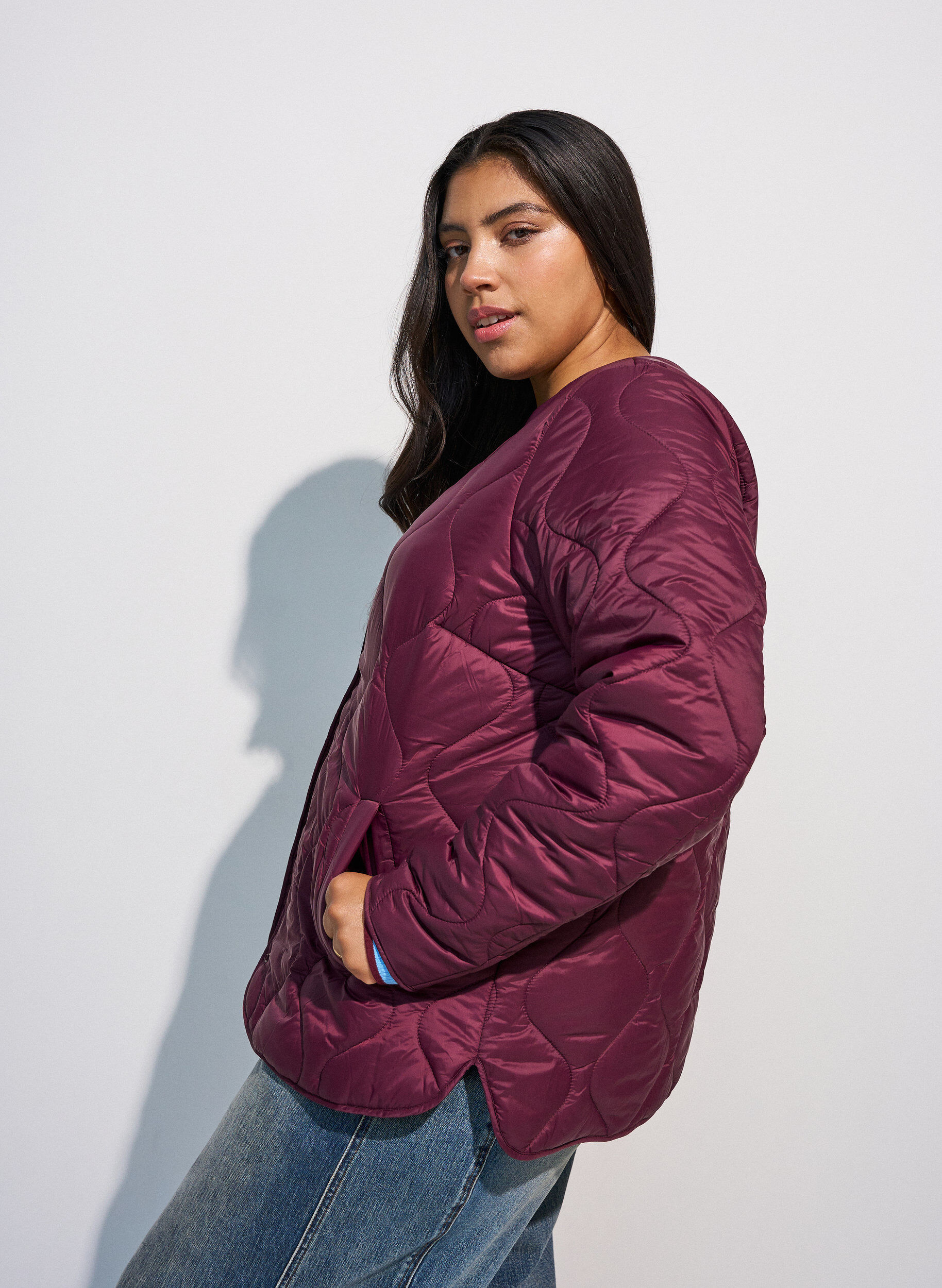 ZizzifashionQuilted jacket with press studs and round neck, Dark Bordeaux, Model image number 3