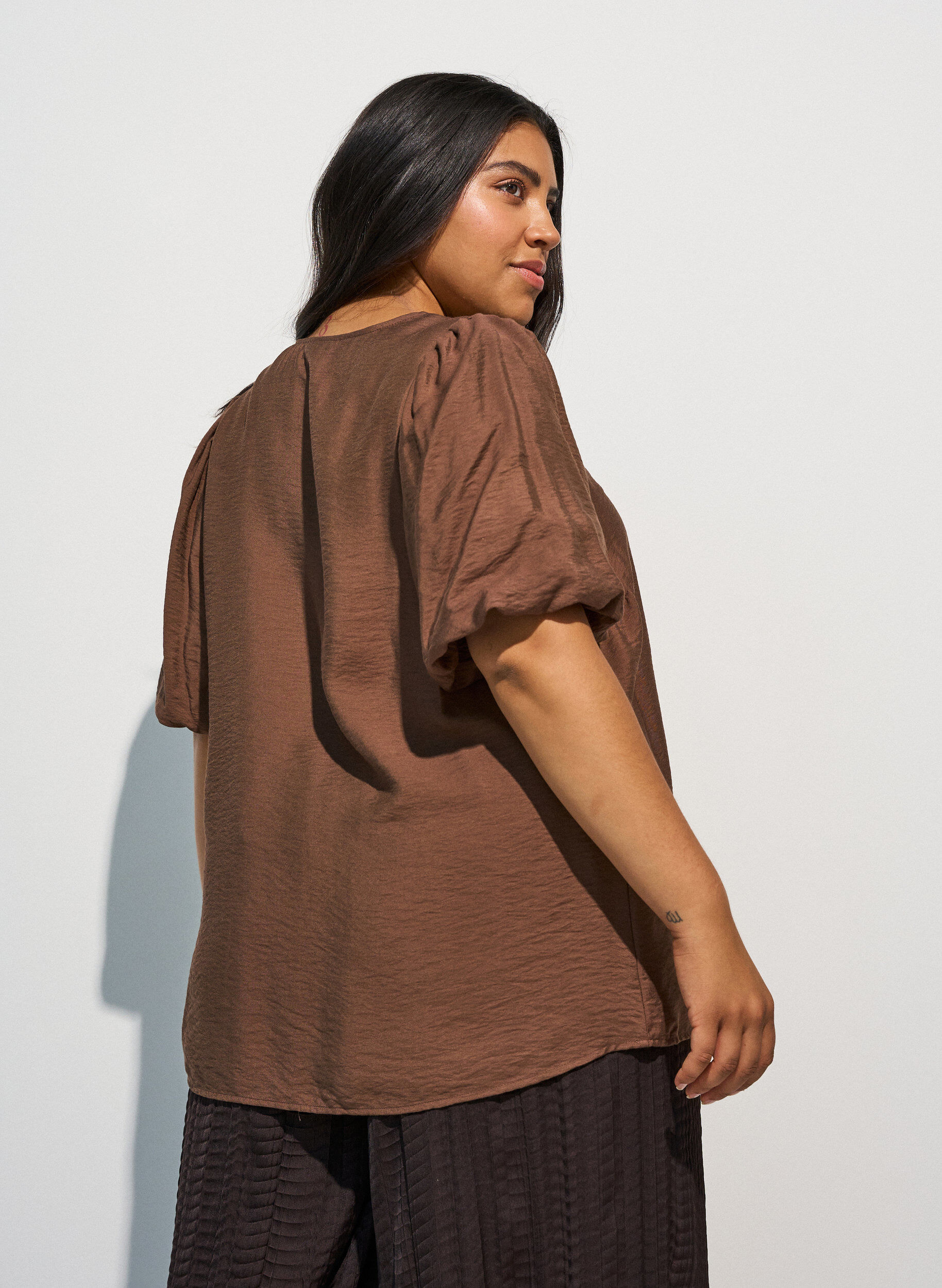 ZizzifashionBlouse with balloon sleeves and V-neck, Brown, Model image number 2