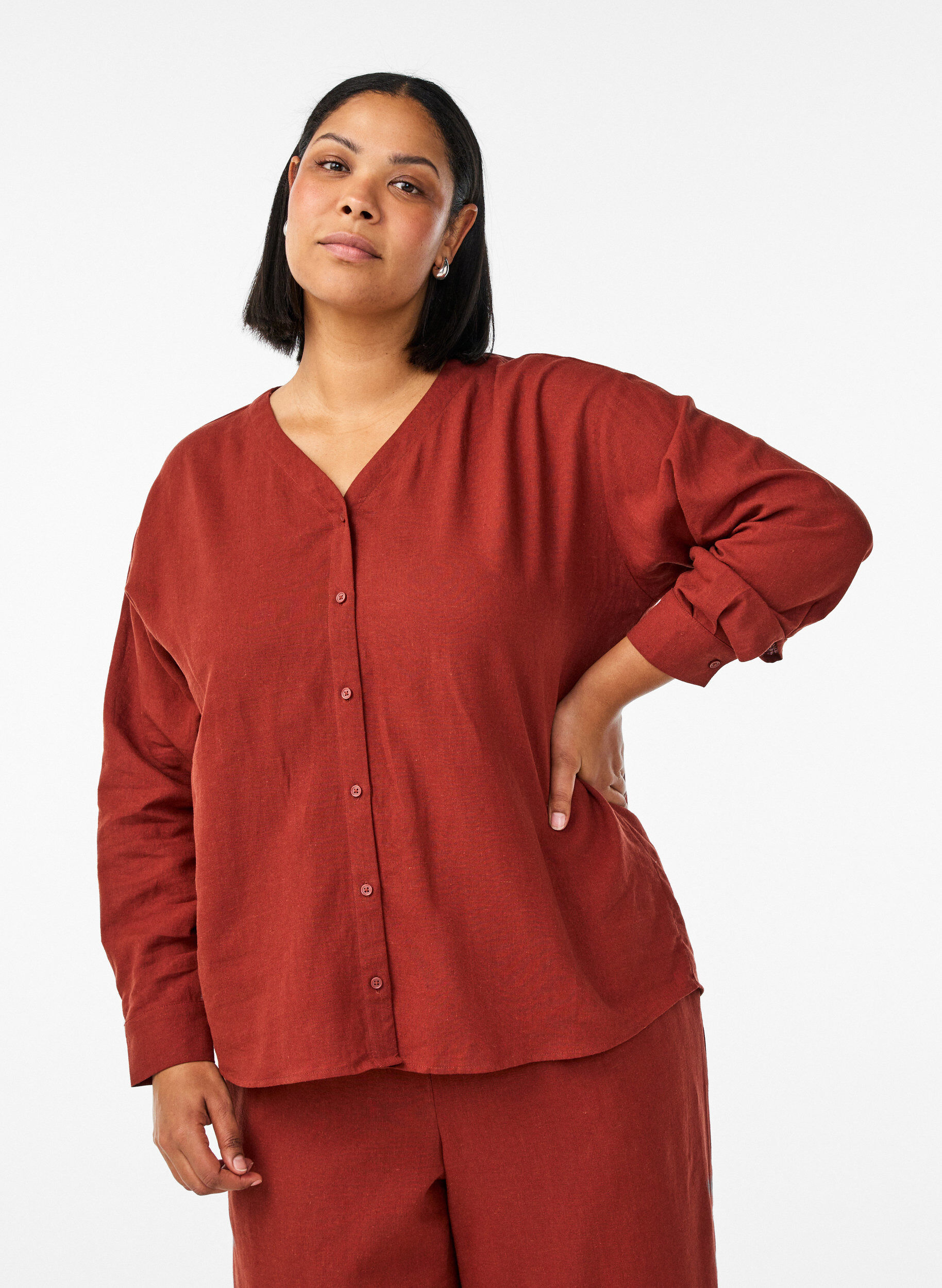 Blouse in linen and viscose with V-neck, Red, Model