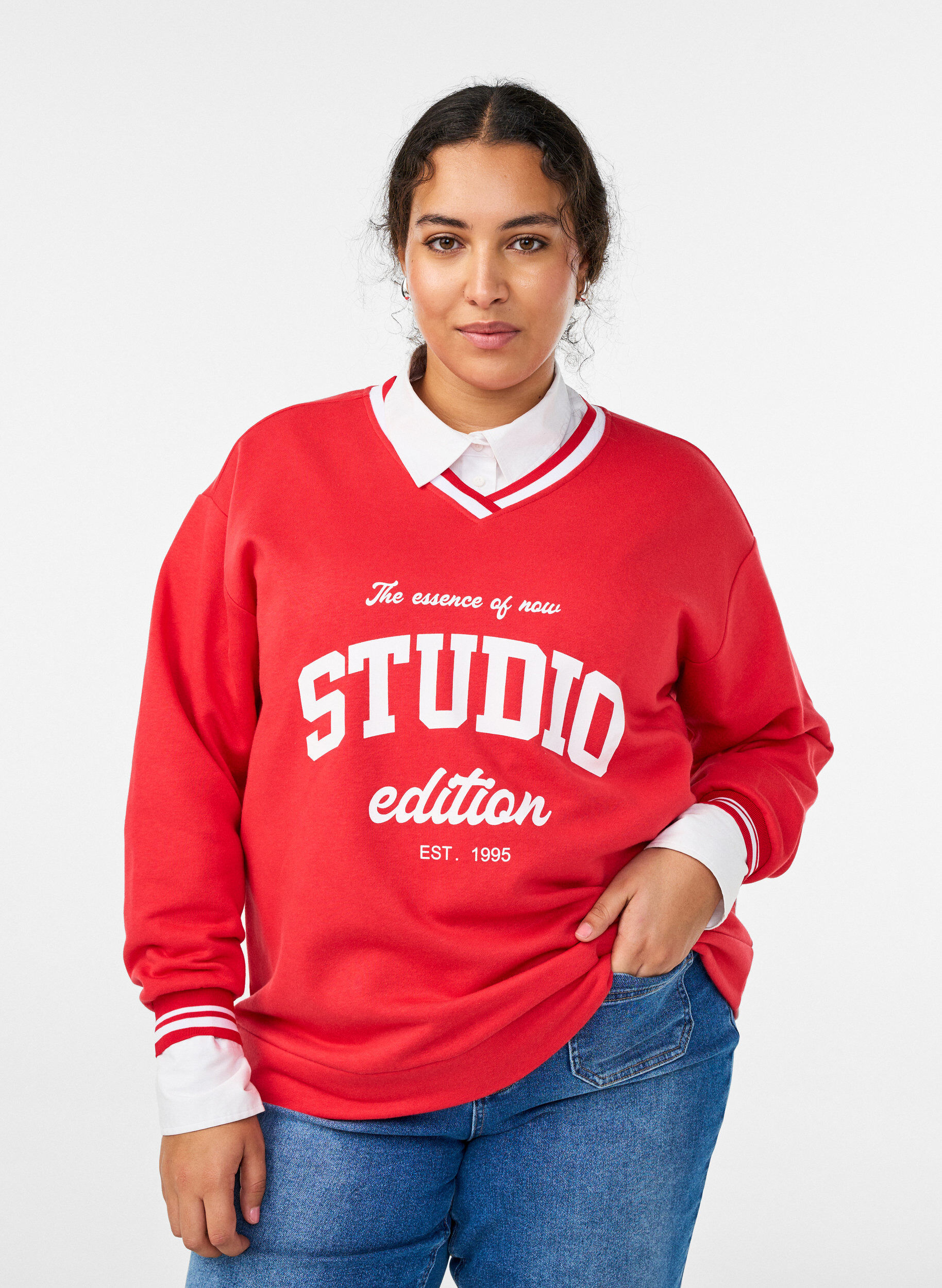 Sweatshirt with V-neck and text print, Red, Model