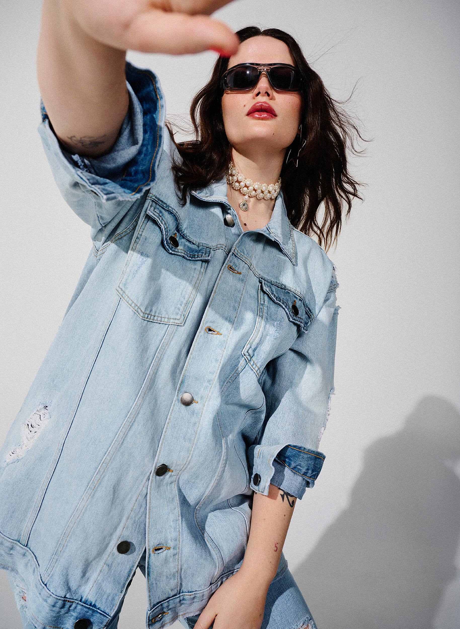 Zizzifashion Loose fit denim jacket with worn details, Light blue denim, Image image number 0