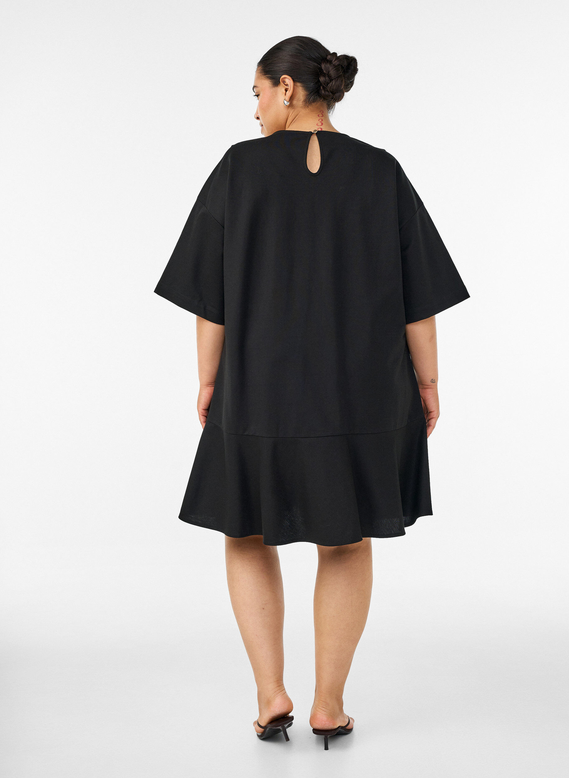Zizzifashion Short dress with a loose fit and ruffle hem, Black, Model image number 2