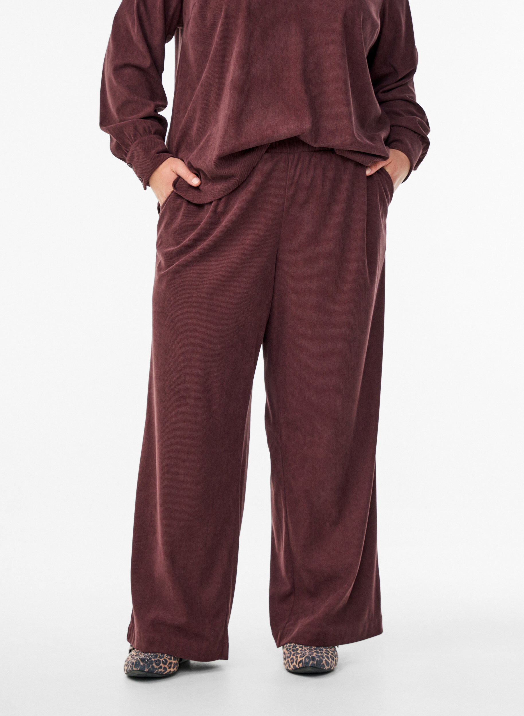 Zizzifashion Velvet trousers with a wide leg, Dark Bordeaux, Model image number 2