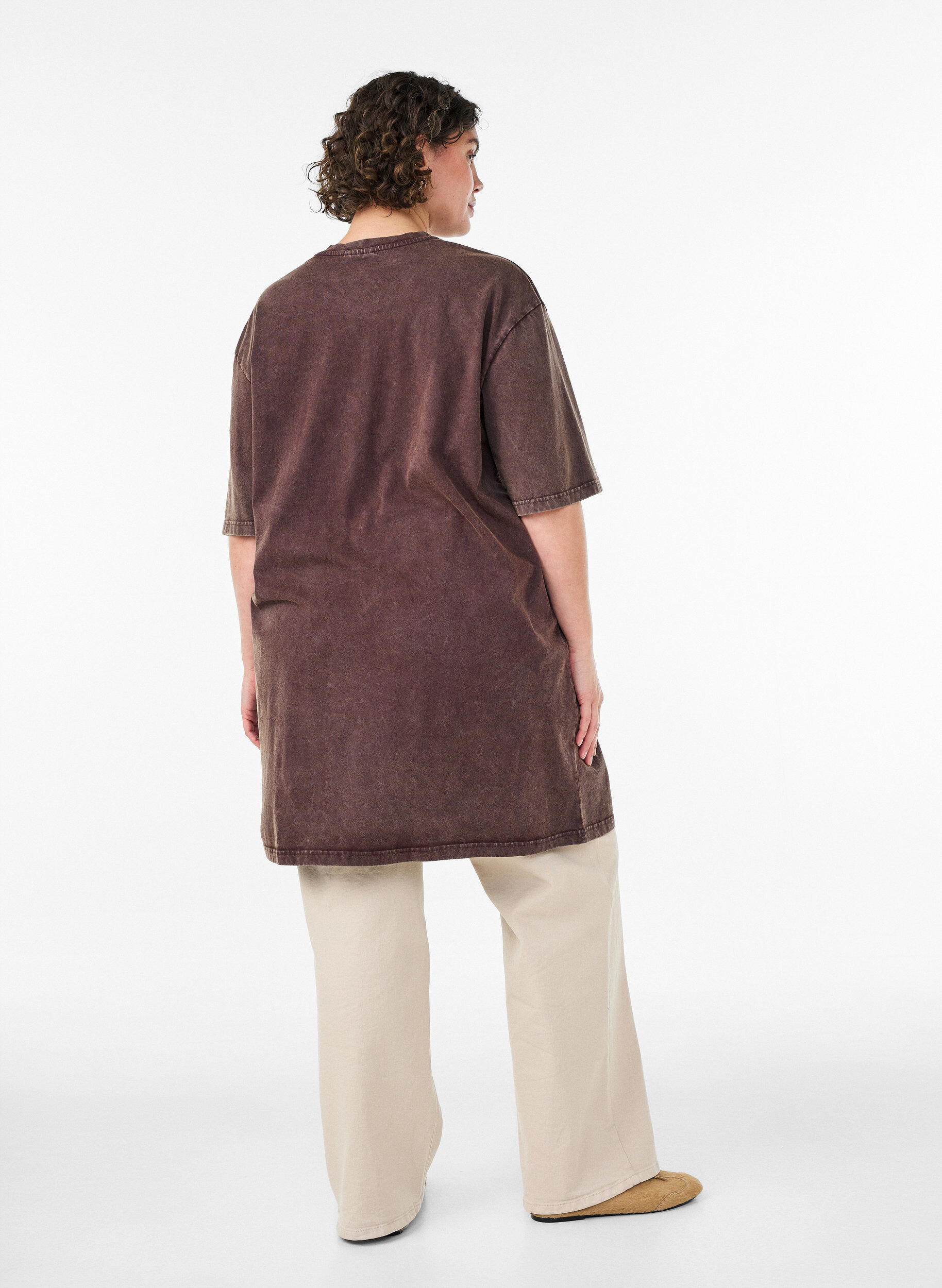 Zizzifashion Loose T-shirt dress with a washed look, Brown, Model image number 2