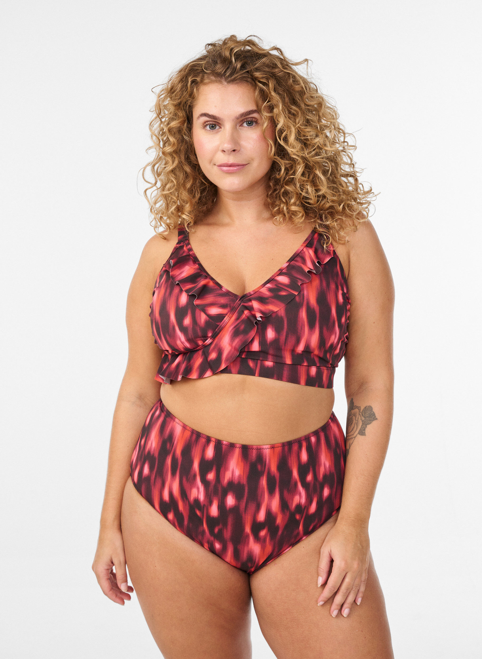Bikini briefs with print and high waist, Red, Model