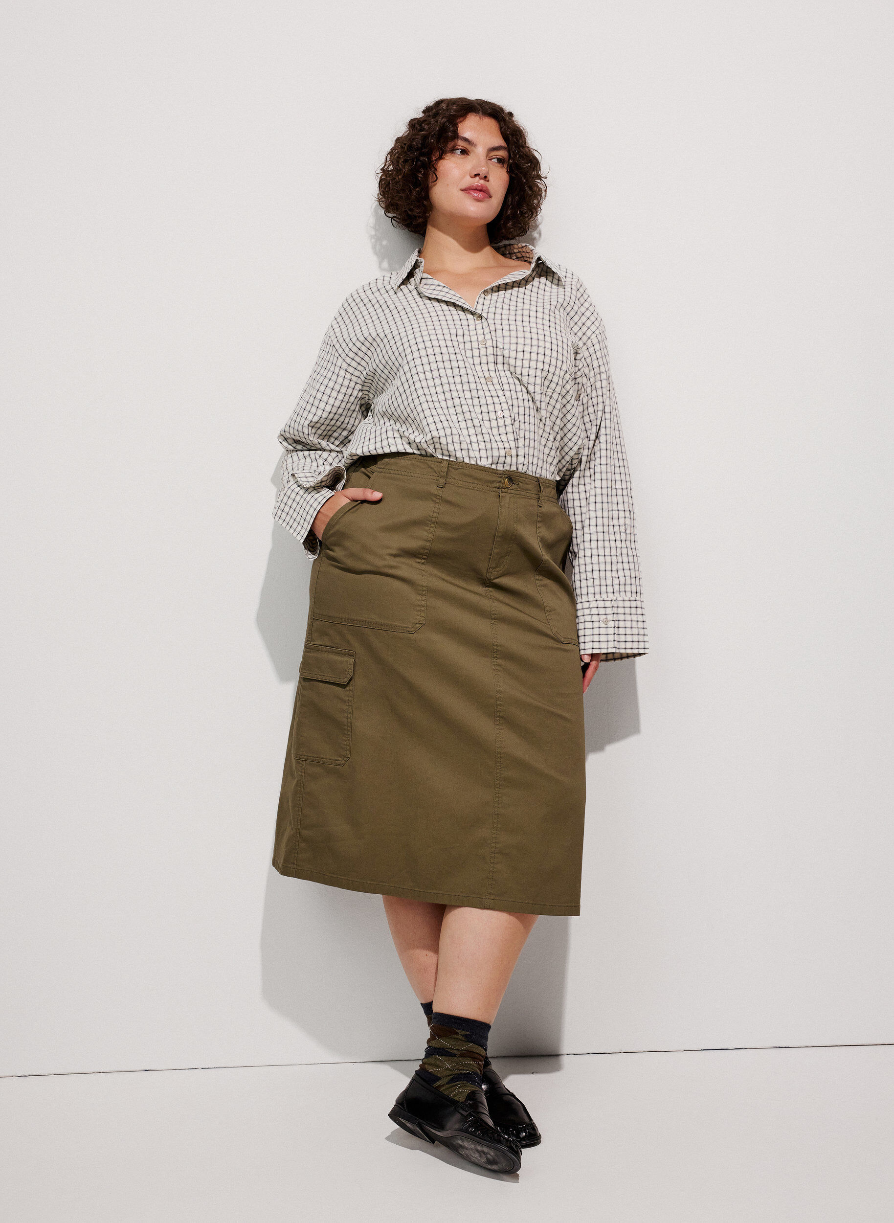 Cotton cargo skirt with a back slit, Green, Model