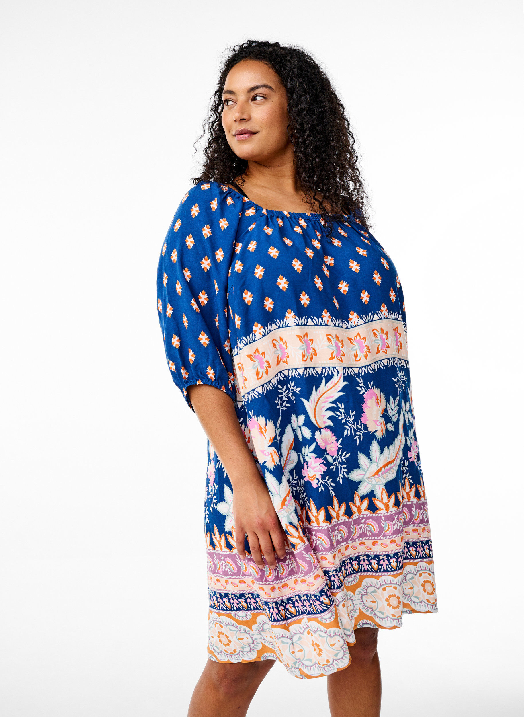 Beach dress in viscose with print, Blue, Model