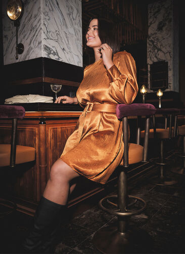 Shiny dress with a belt and puff sleeves, Buckthorn Brown, Image image number 0