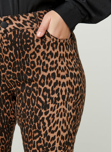 Printed Amy jeans, Leopard, Model image number 1