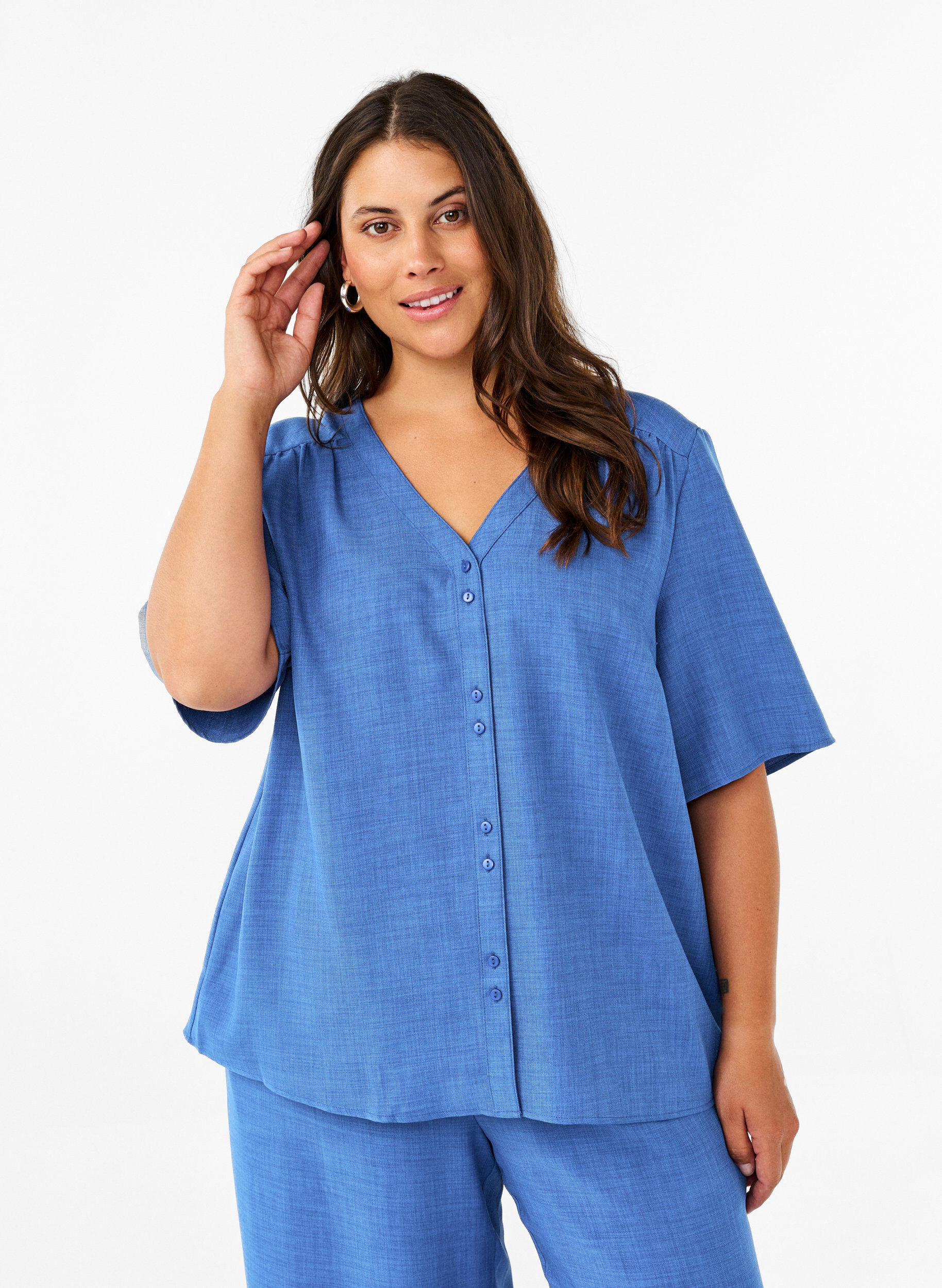V-neck shirt blouse with short sleeves, Blue, Model