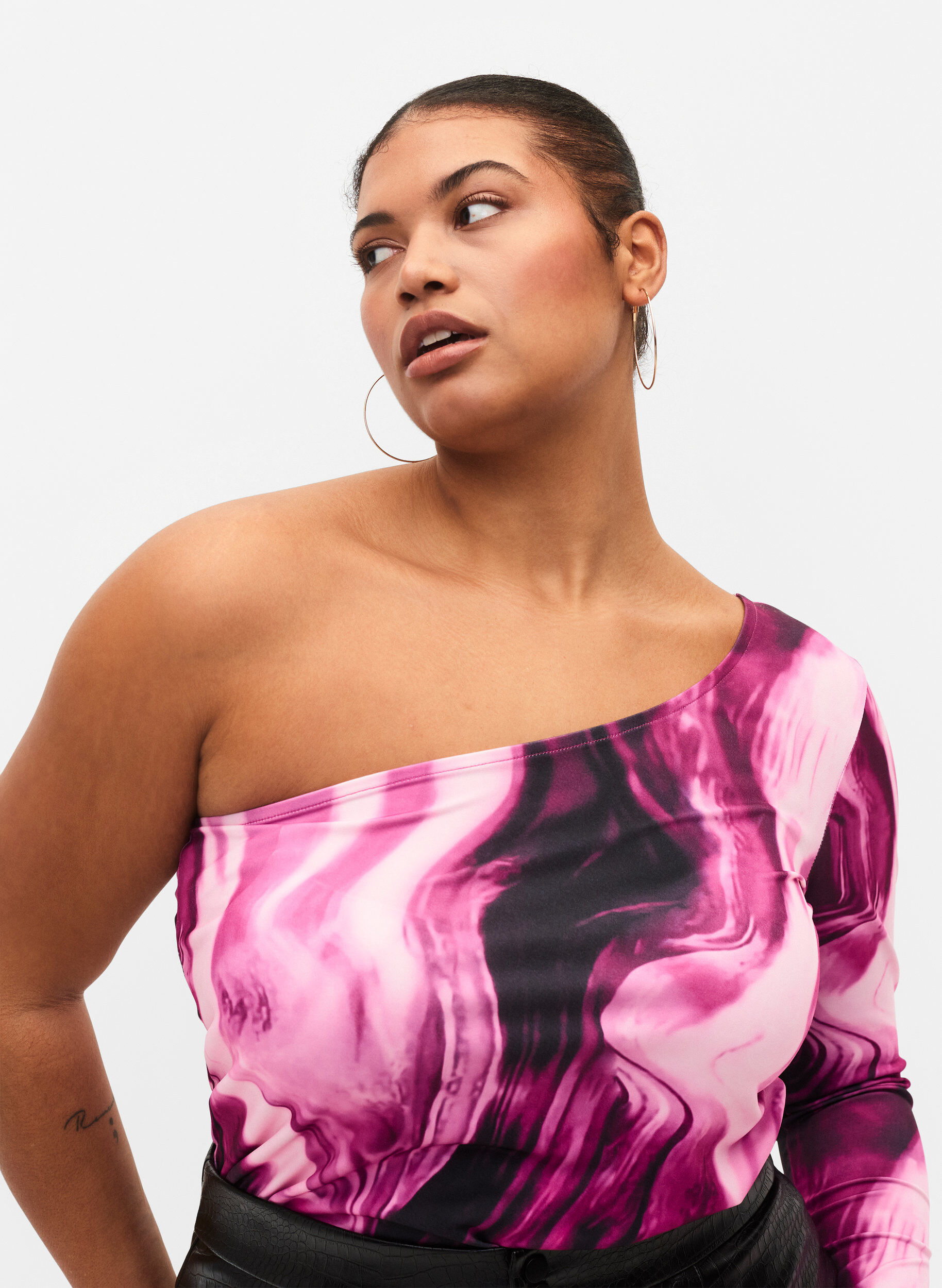 Zizzifashion One-shoulder blouse with print, Raspberry Rose AOP, Model image number 2