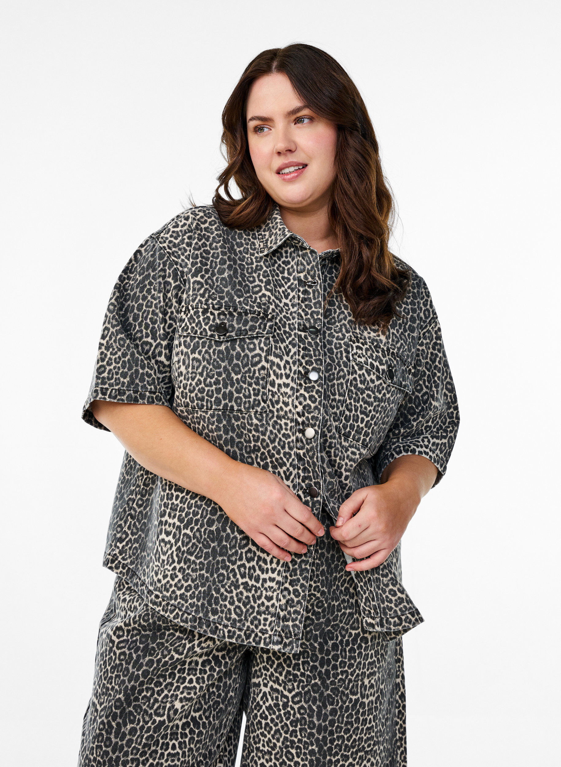 Denim shirt with leopard print and short sleeves, Leopard, Model
