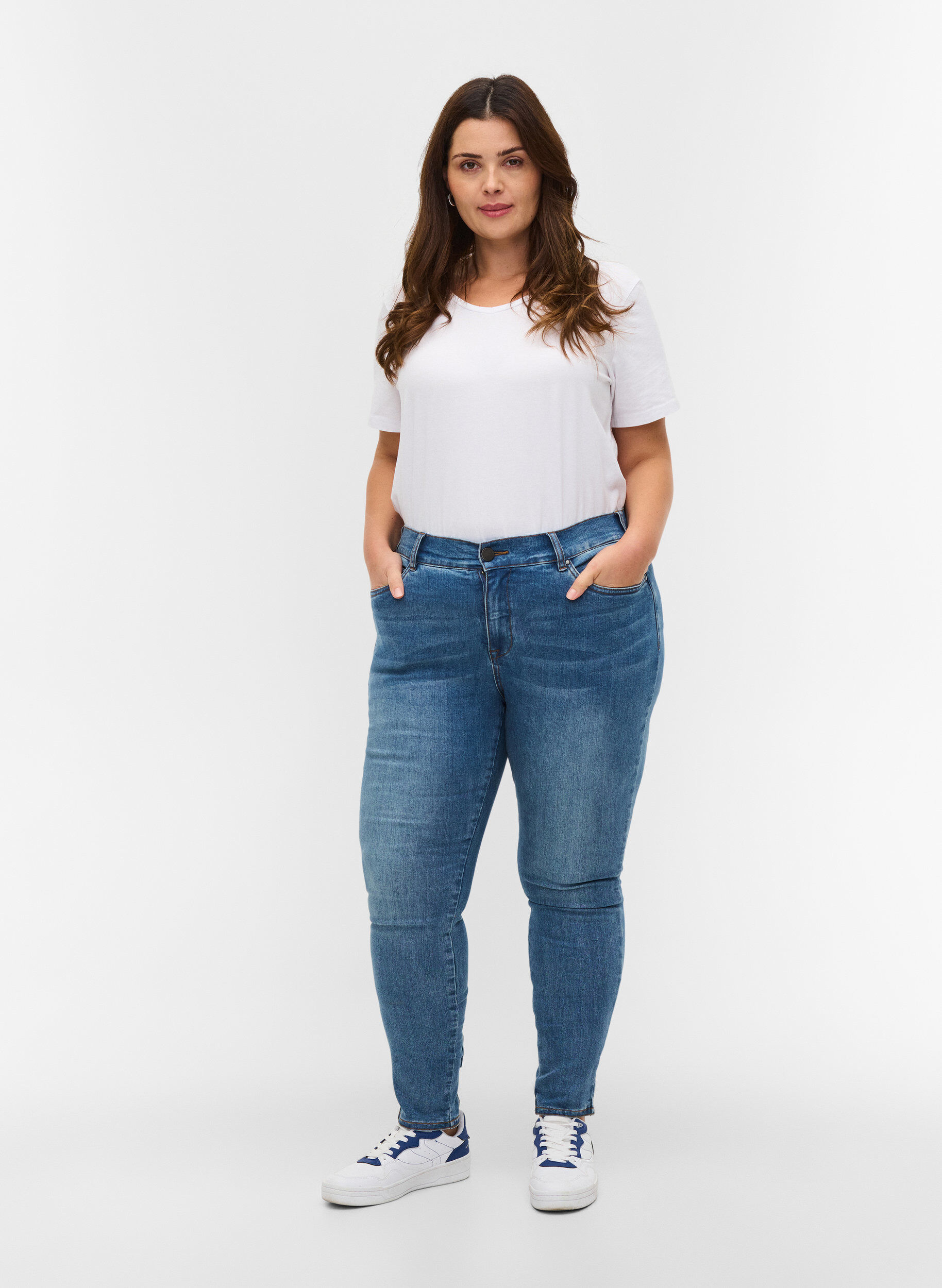 Zizzifashion Cropped Amy jeans with a high waist and bows, Blue denim, Model image number 3