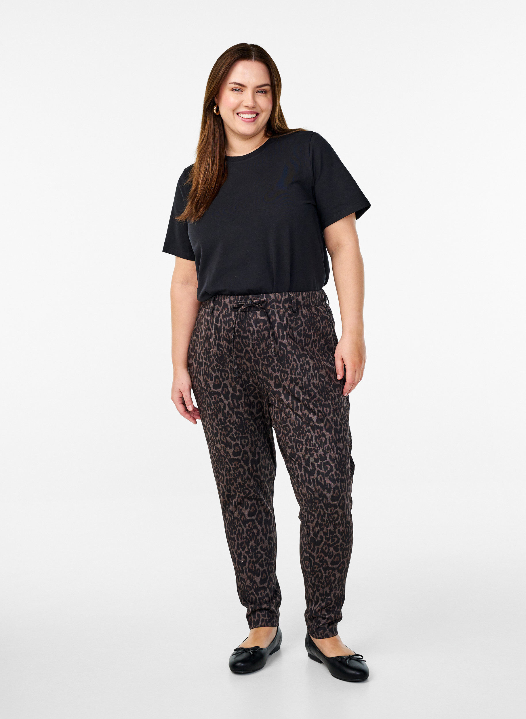 Cropped trousers with leopard print, Brown, Model