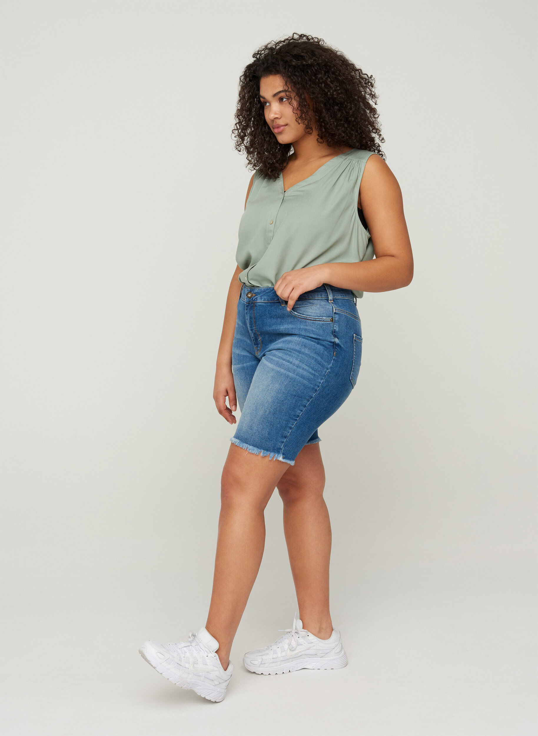 Zizzifashion High-waisted denim shorts with raw hems, Dark blue denim, Model image number 2
