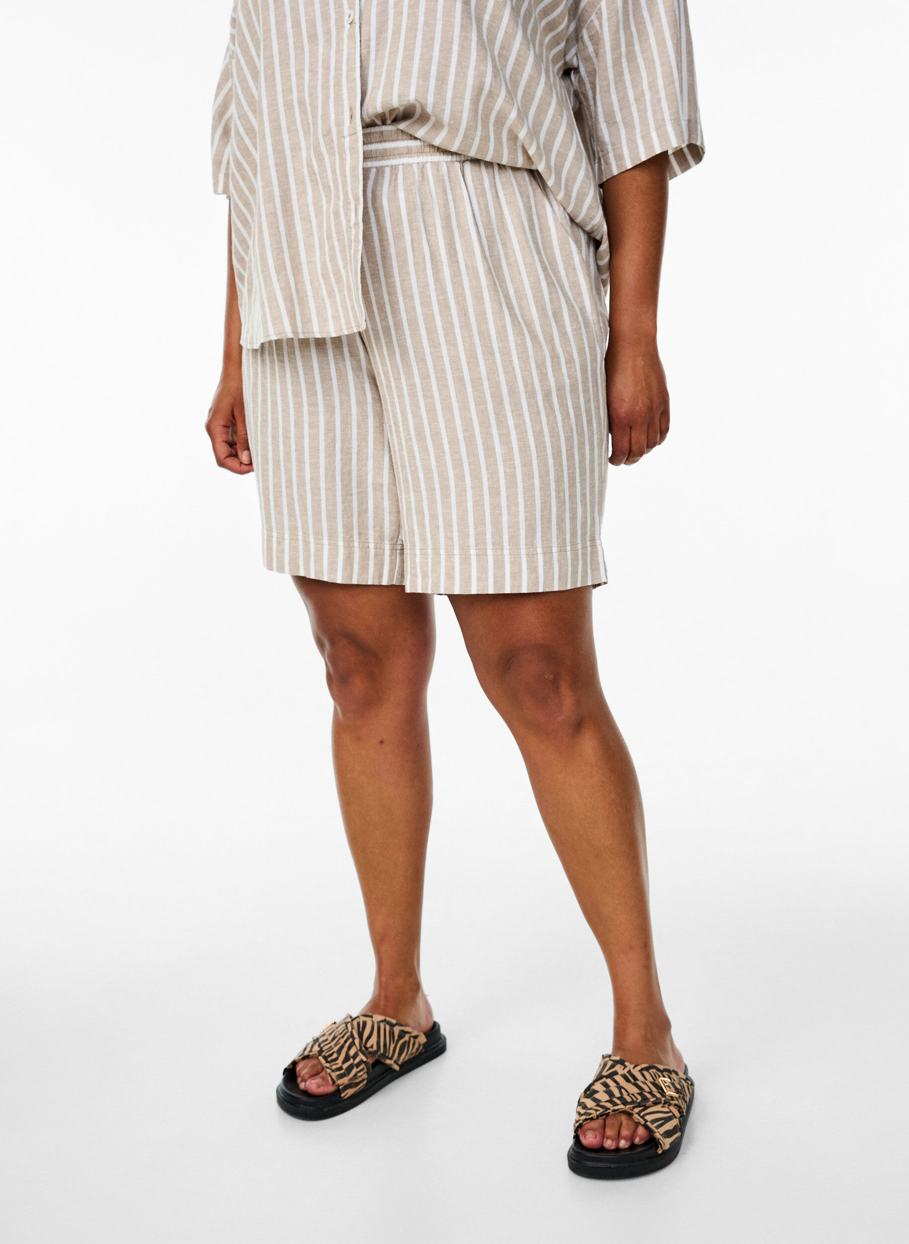Zizzifashion Striped shorts in linen and viscose, Beige, Model image number 3
