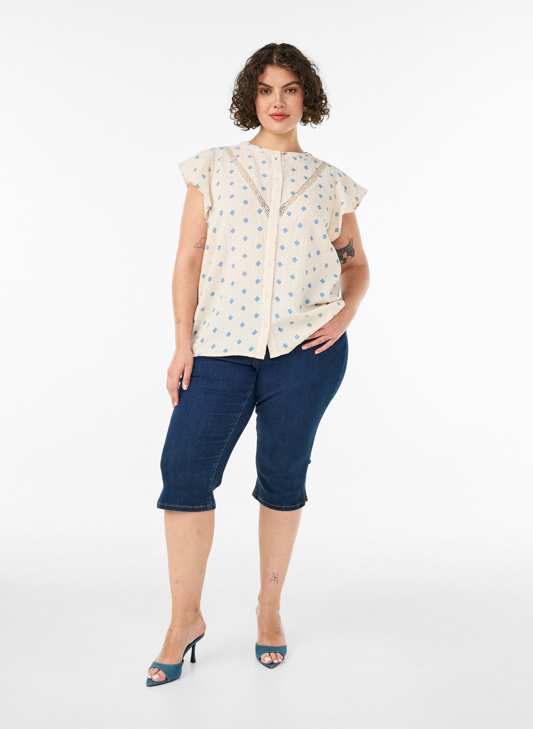 ZizzifashionSleeveless blouse with crochet trim and ruffle detail, Beige, Model image number 1