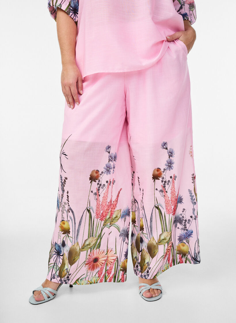 Trousers with floral print and wide legs, Pink, Model