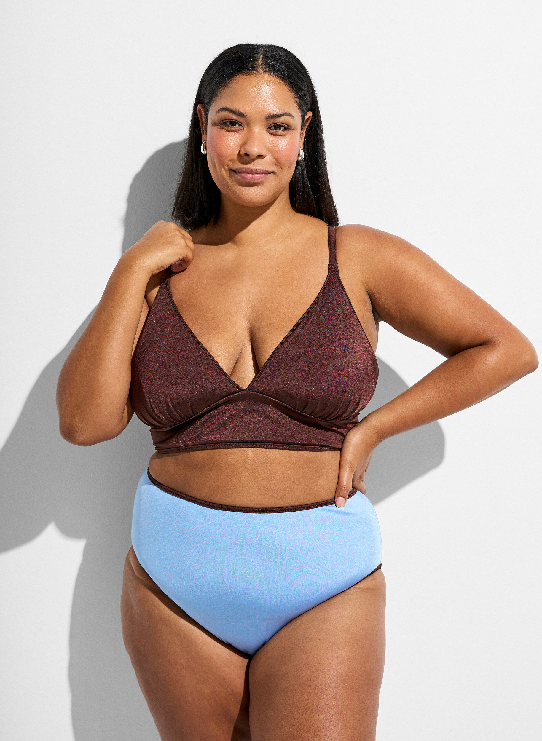 Zizzifashion Reversible bikini top with V-neck and cross-back straps, Brown, Model image number 1