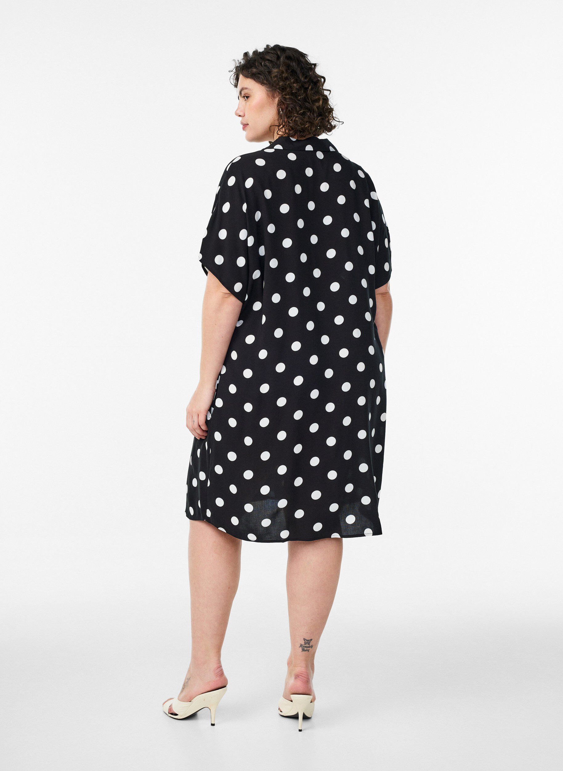 Zizzifashion Loose-fitting long shirt in viscose, Vanilla, Model image number 2