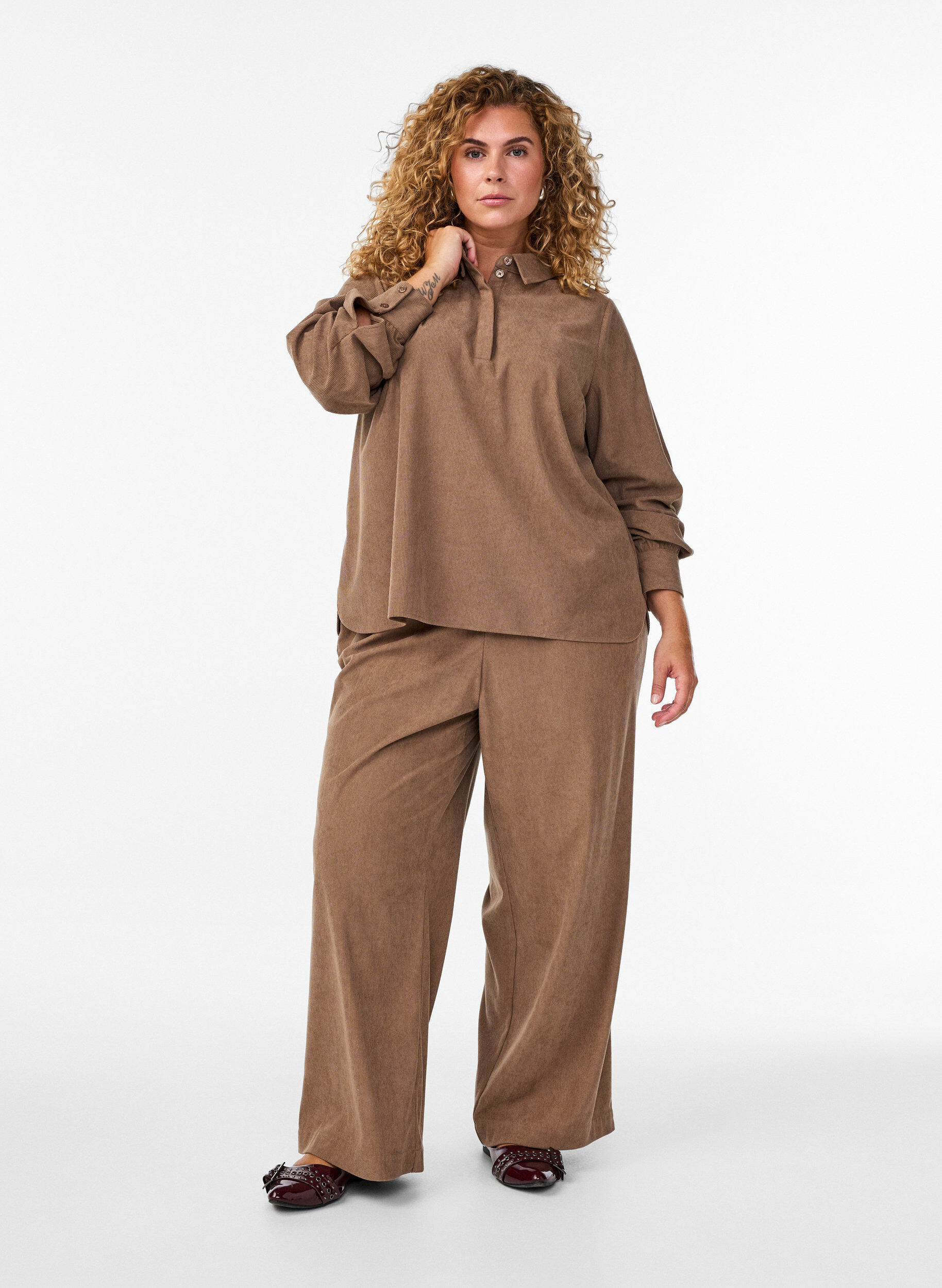 Velvet trousers with a wide leg, Brown, Model