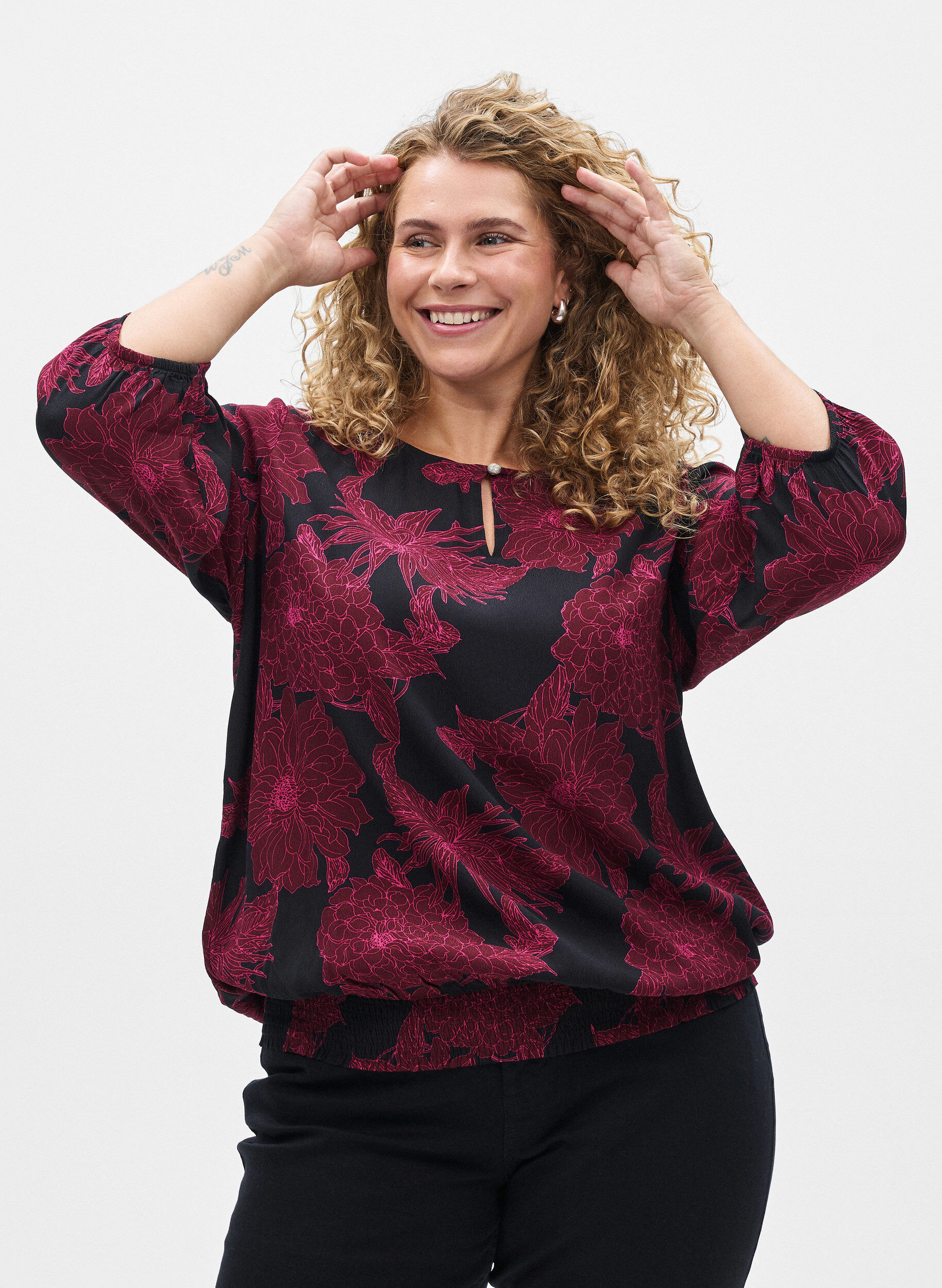 Viscose blouse with flower print and smocking, Dark Bordeaux, Model