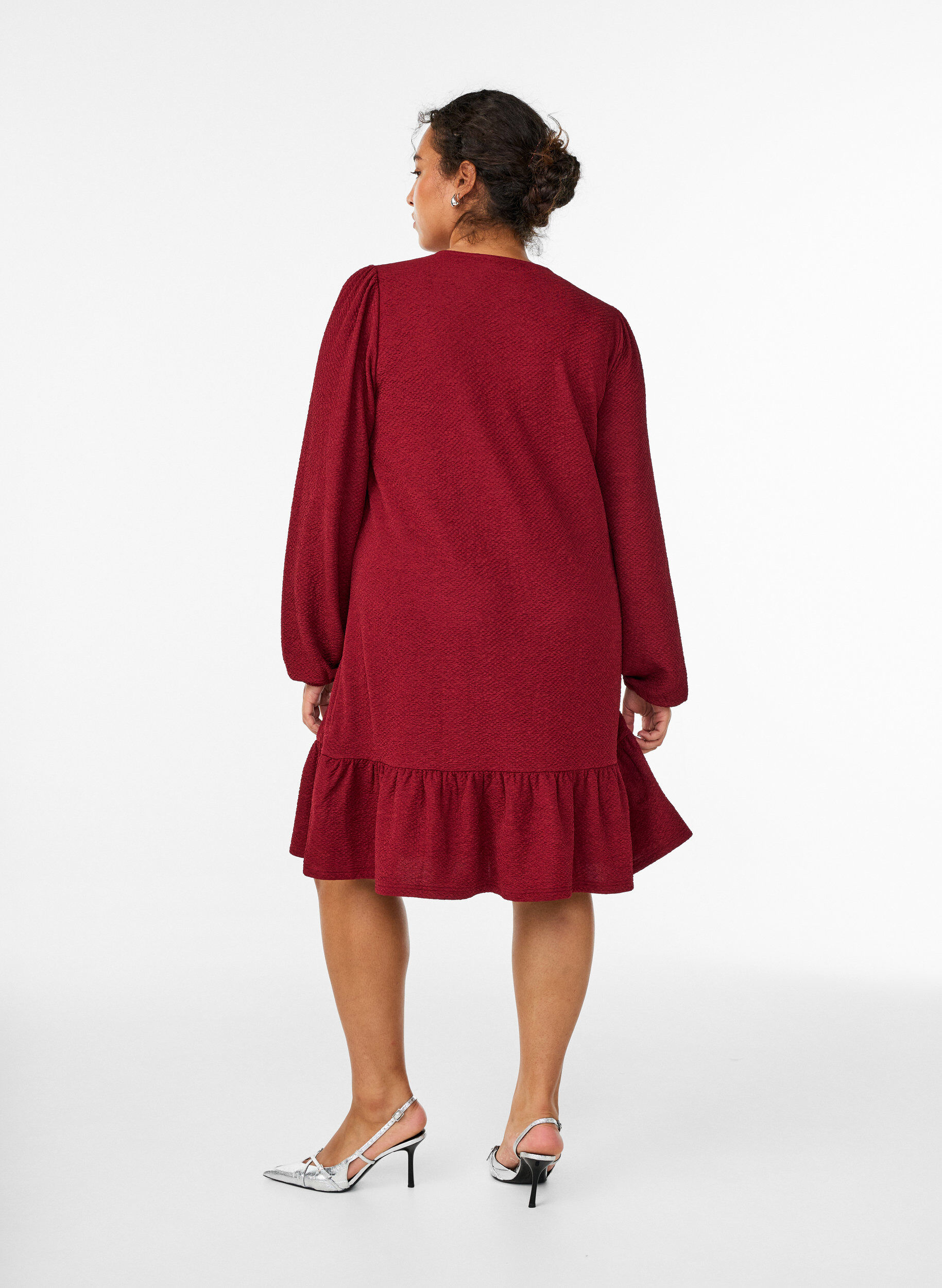 Zizzifashion Short textured dress with a ruffle hem, Dark Bordeaux, Model image number 2