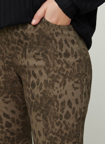 Printed Amy jeans, Green Leopard, Model image number 1