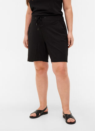 Plain-coloured shorts with pockets, Black, Model image number 2