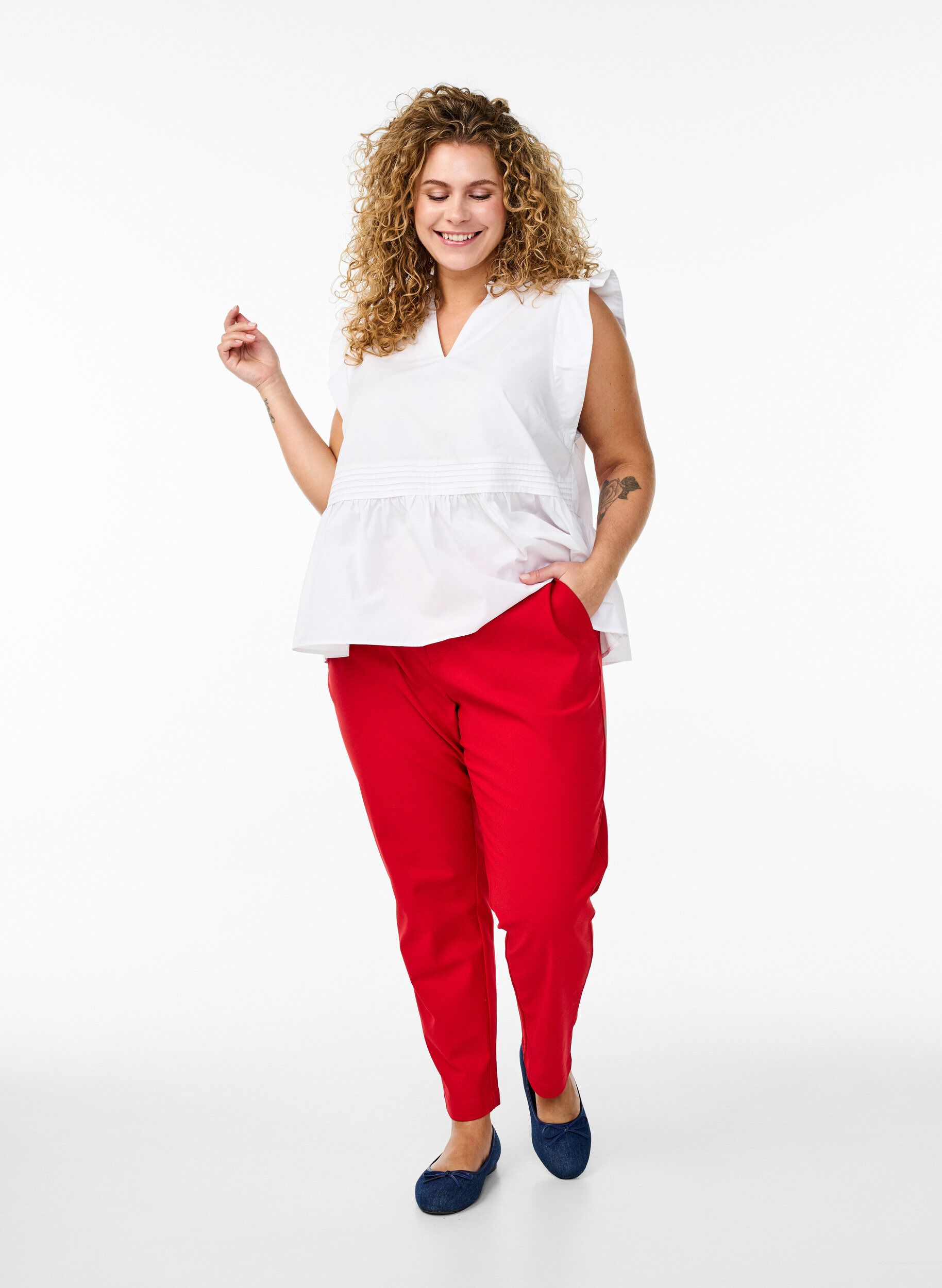 High-waisted trousers with straight legs, Red, Model