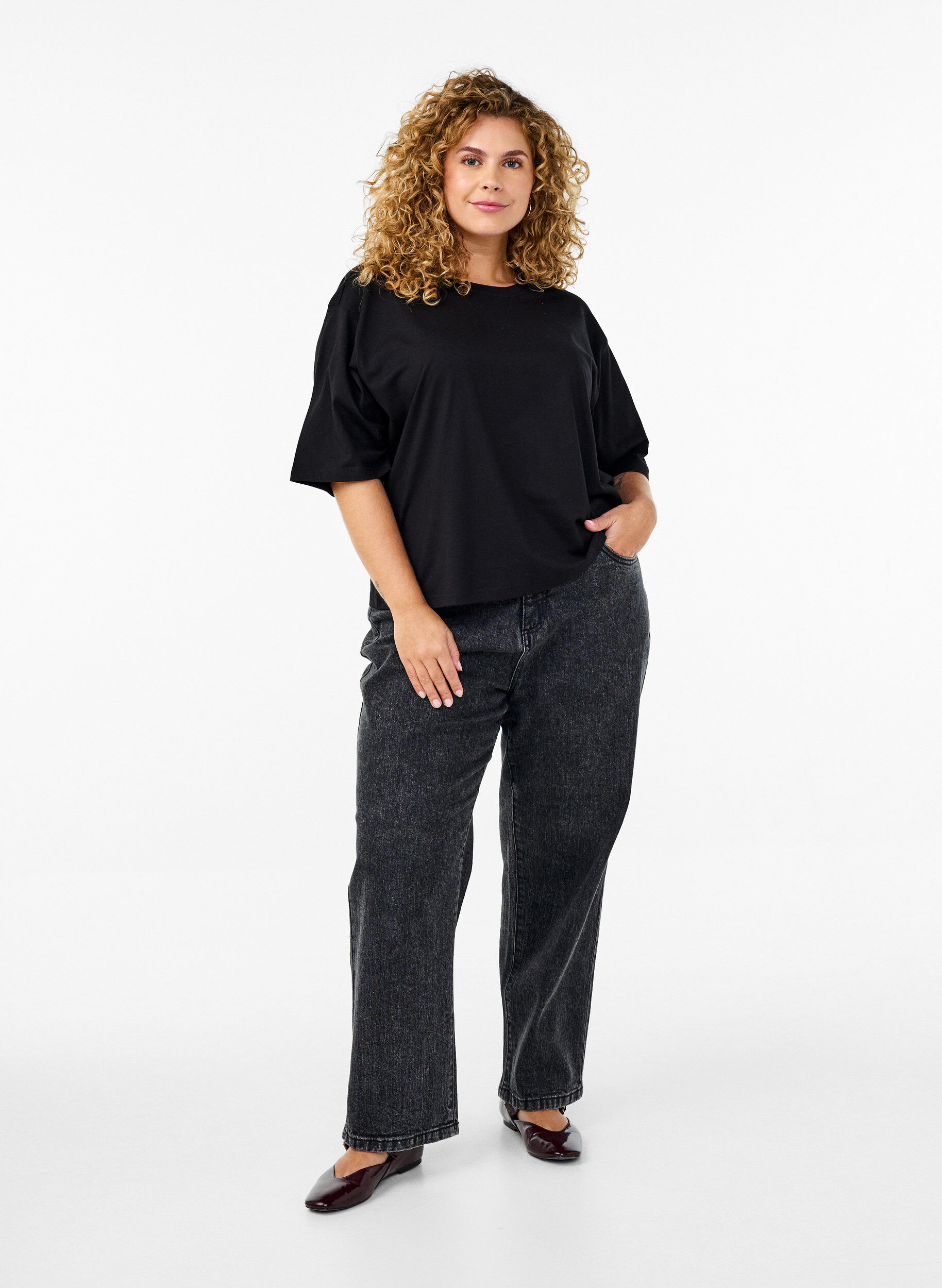 Zizzifashion Boxy T-shirt in organic cotton, Black, Model image number 1