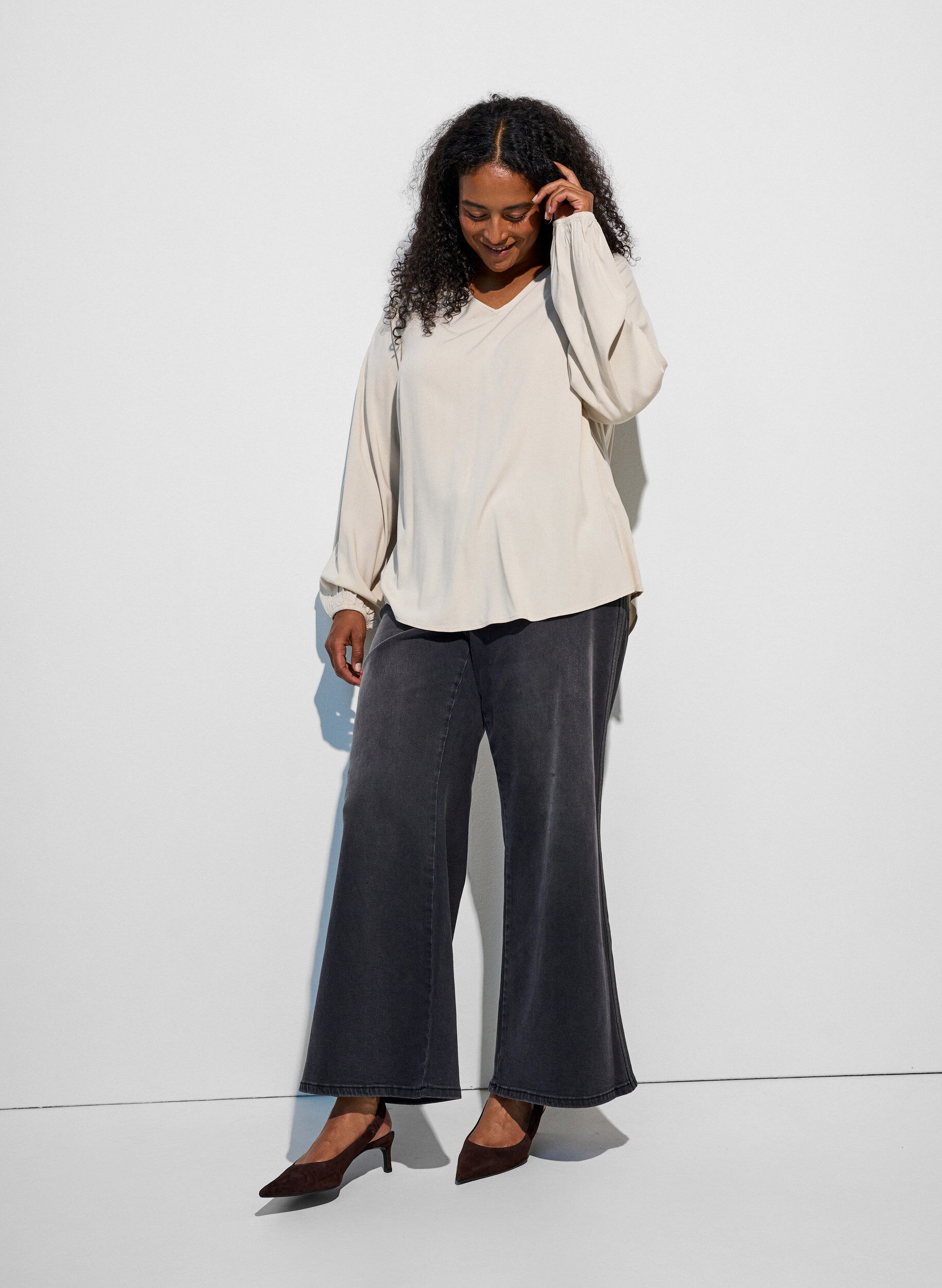 ZizzifashionViscose blouse with V-neck and rounded hem, Beige, Model image number 1