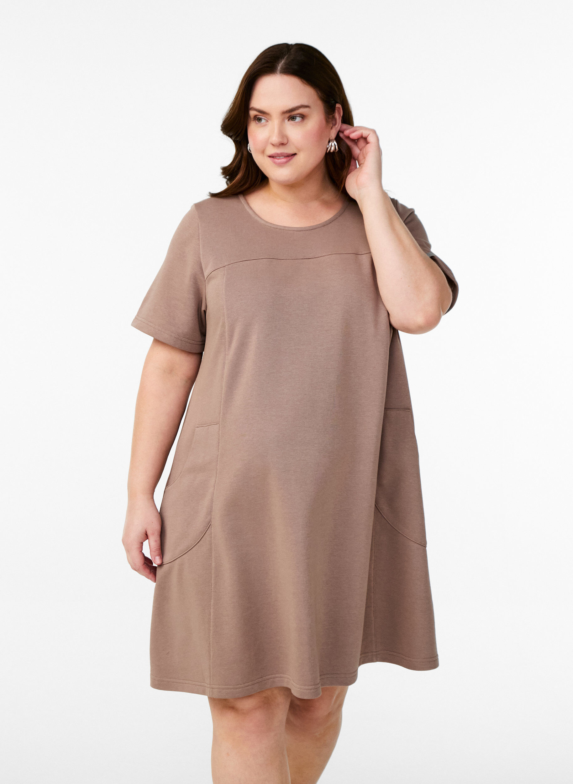Jersey dress with short sleeves and pockets, Brown, Model