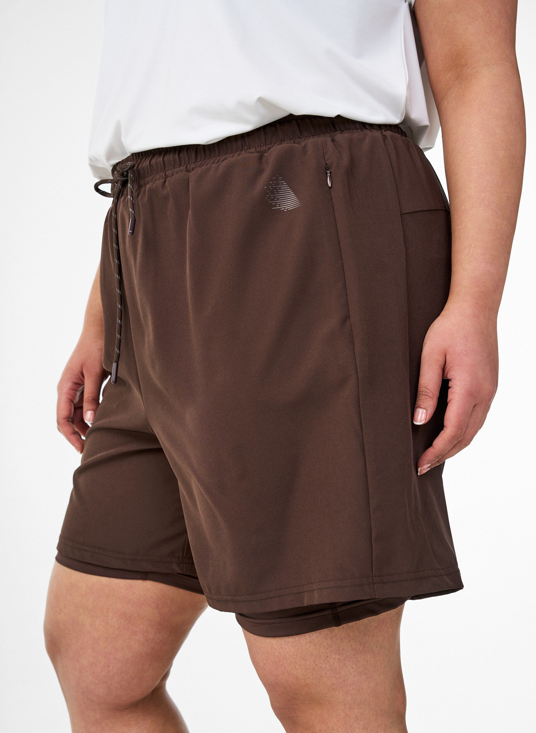 Training shorts with inner shorts and a phone pocket, Brown, Model