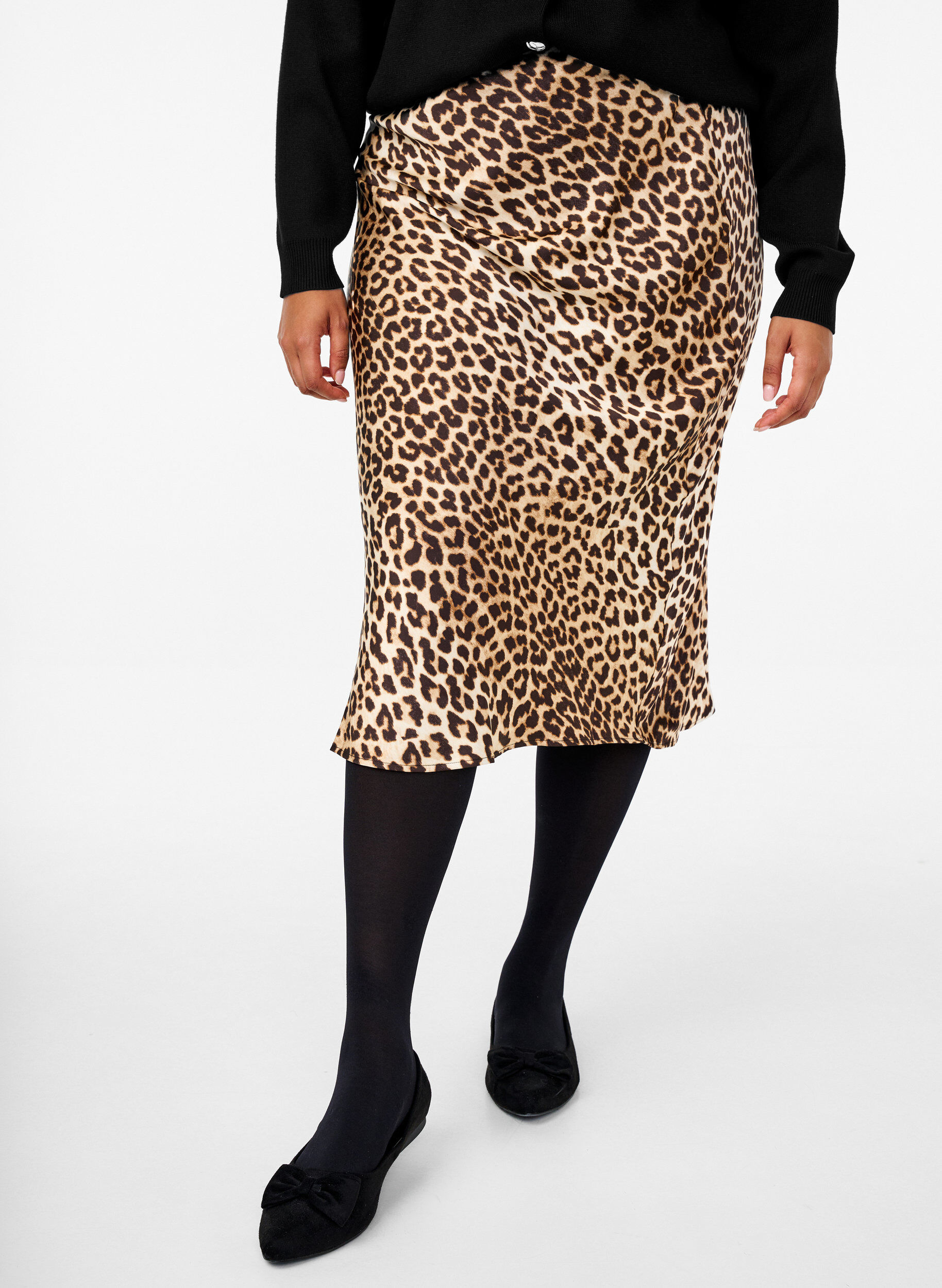 Zizzifashion Satin midi skirt with leopard print, Leo AOP, Model image number 2