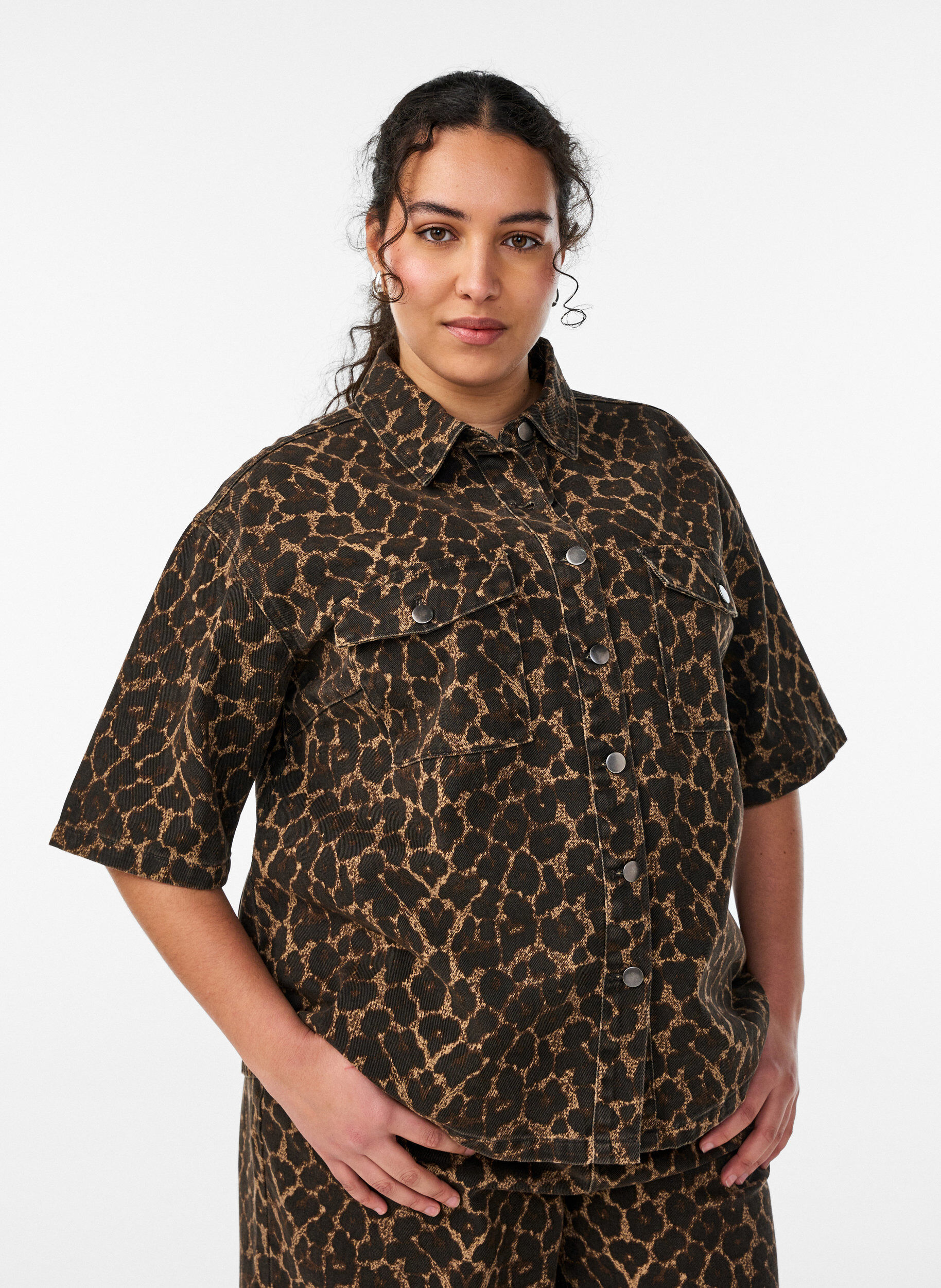 Zizzifashion Denim shirt with leopard print and short sleeves, Brown, Model image number 0